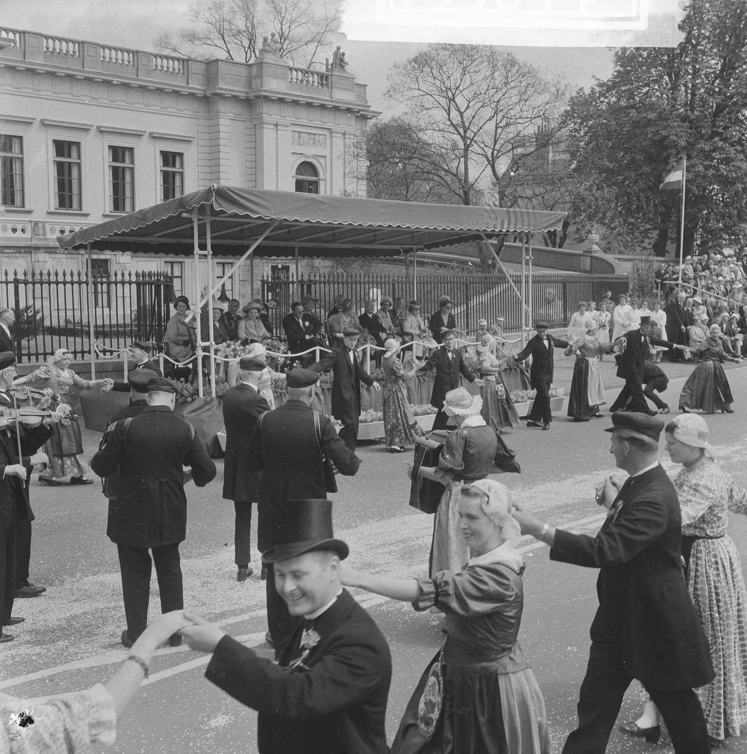 Koninklijk bezoek aan Noord-Holland (1962) — Koninklijk bezoek aan Haarlem — Foto: Nijs, Jac. de / Anefo. Licentie: Set B: Rechtenvrij / Publiek Domein. Bron: Nationaal Archief. http://hdl.handle.net/10648/aa07b310-d0b4-102d-bcf8-003048976d84
