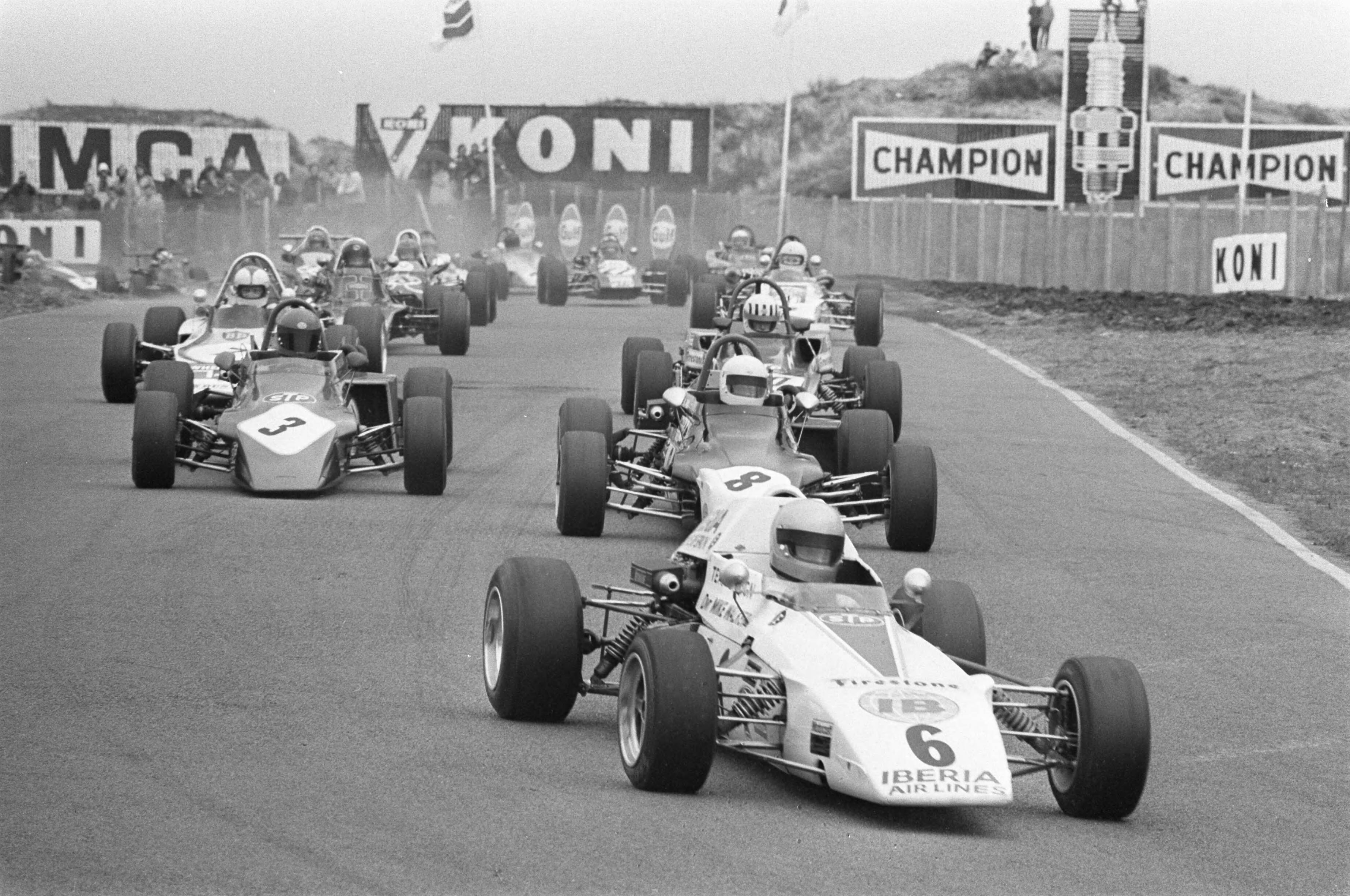 Formule III race op het circuit van Zandvoort — Mike Walker op kop — Foto: Fotograaf Onbekend / Anefo. Licentie: Set B: Rechtenvrij / Publiek Domein. Bron: Nationaal Archief. http://hdl.handle.net/10648/abe85036-d0b4-102d-bcf8-003048976d84