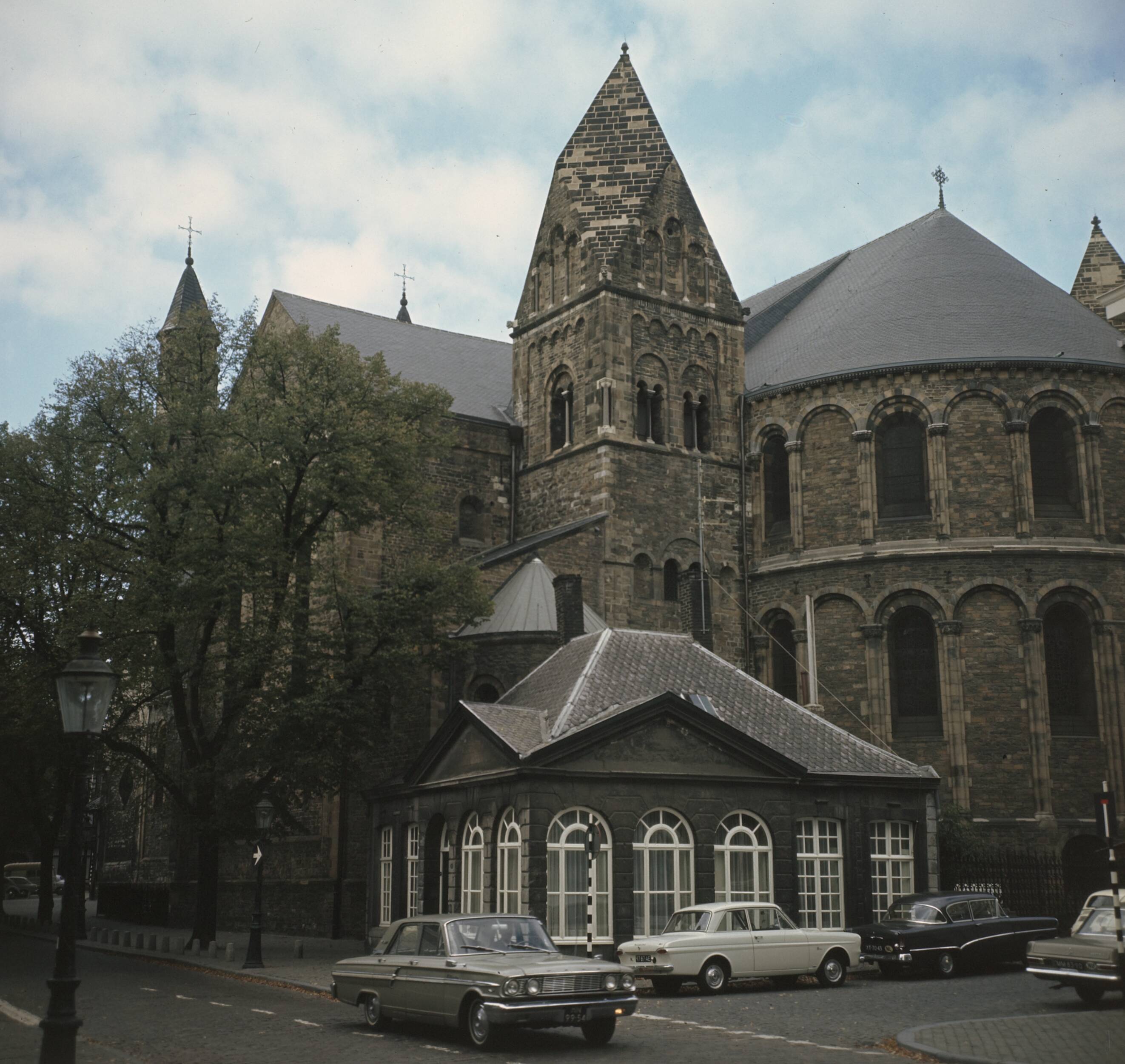 Fotocollectie Anefo — Maastricht: stadsgezichten; Romaans kerkgebouw. Onze Lieve Vrouwe basiliek — Foto: Nijs, Jac. de / Anefo. Licentie: Set B: Rechtenvrij / Publiek Domein. Bron: Nationaal Archief. http://hdl.handle.net/10648/ad8e9576-d0b4-102d-bcf8-003048976d84
