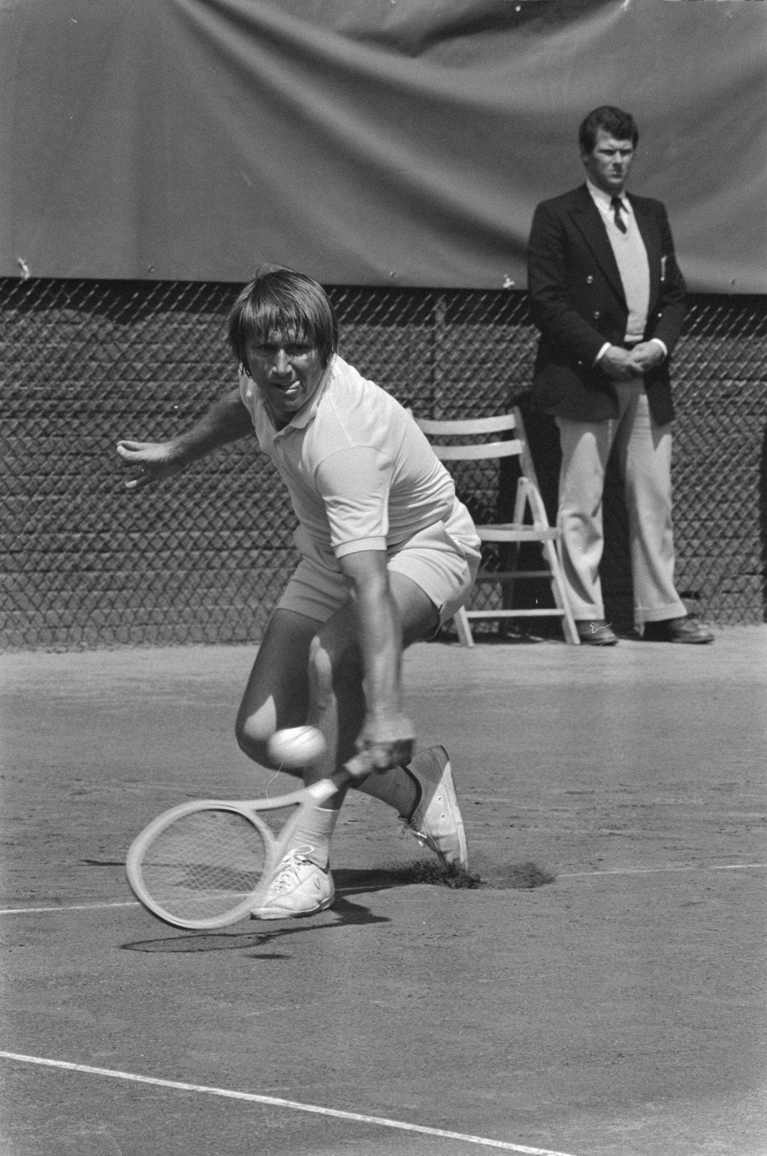 Fotocollectie Anefo — Halve finale tennistoernooi Hilversum; de Australische Phillips-Moore in actie — Foto: Verhoeff, Bert / Anefo. Licentie: Set B: Rechtenvrij / Publiek Domein. Bron: Nationaal Archief. http://hdl.handle.net/10648/ac50ce36-d0b4-102d-bcf8-003048976d84