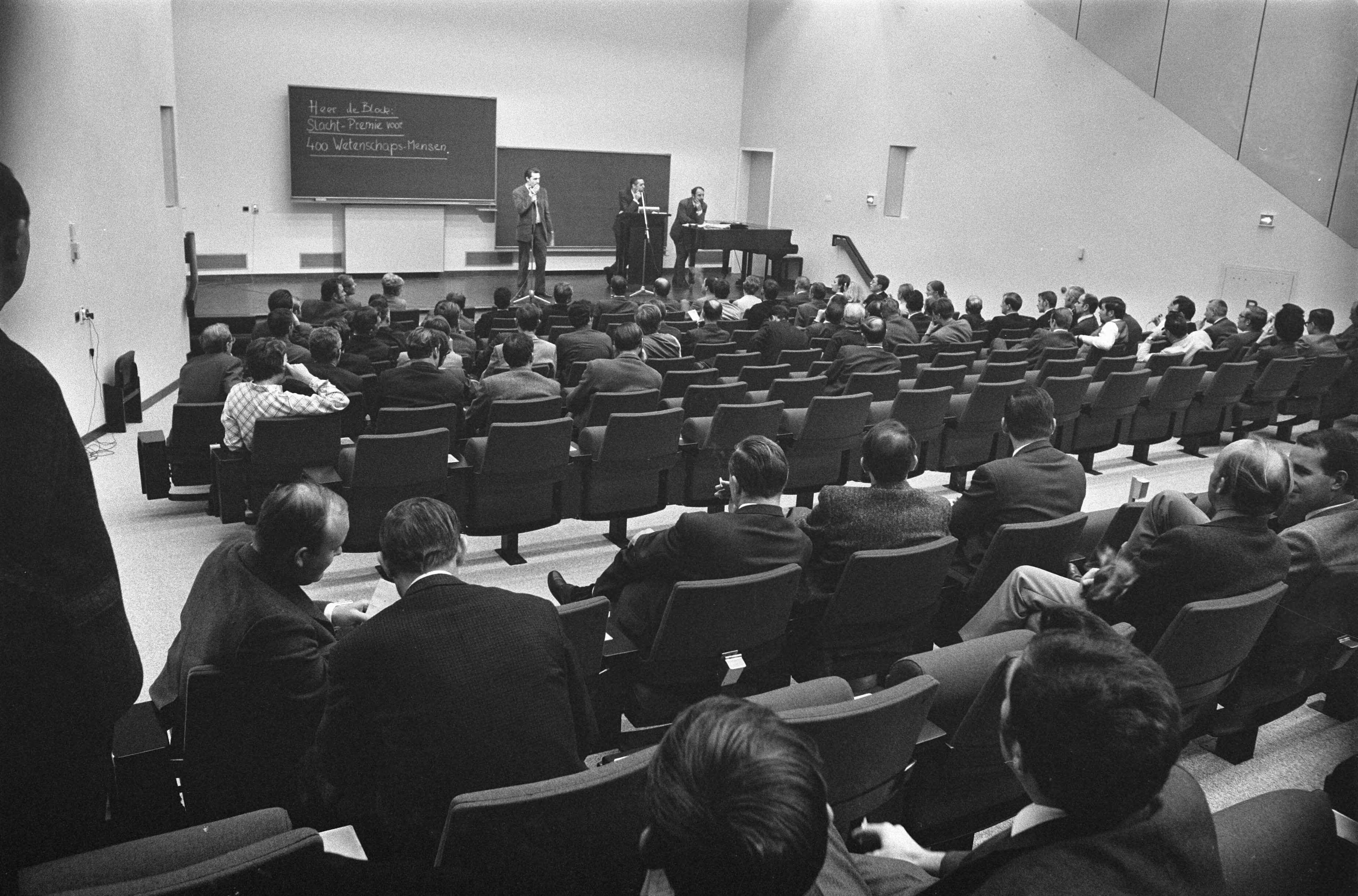 Fotocollectie Anefo — "Bezetters" van het Reactorcentrum te Petten vergaderen. Nummer 15 Wim Olthoff voor bord — Foto: Verhoeff, Bert / Anefo. Licentie: Set B: Rechtenvrij / Publiek Domein. Bron: Nationaal Archief. http://hdl.handle.net/10648/ab7f0018-d0b4-102d-bcf8-003048976d84