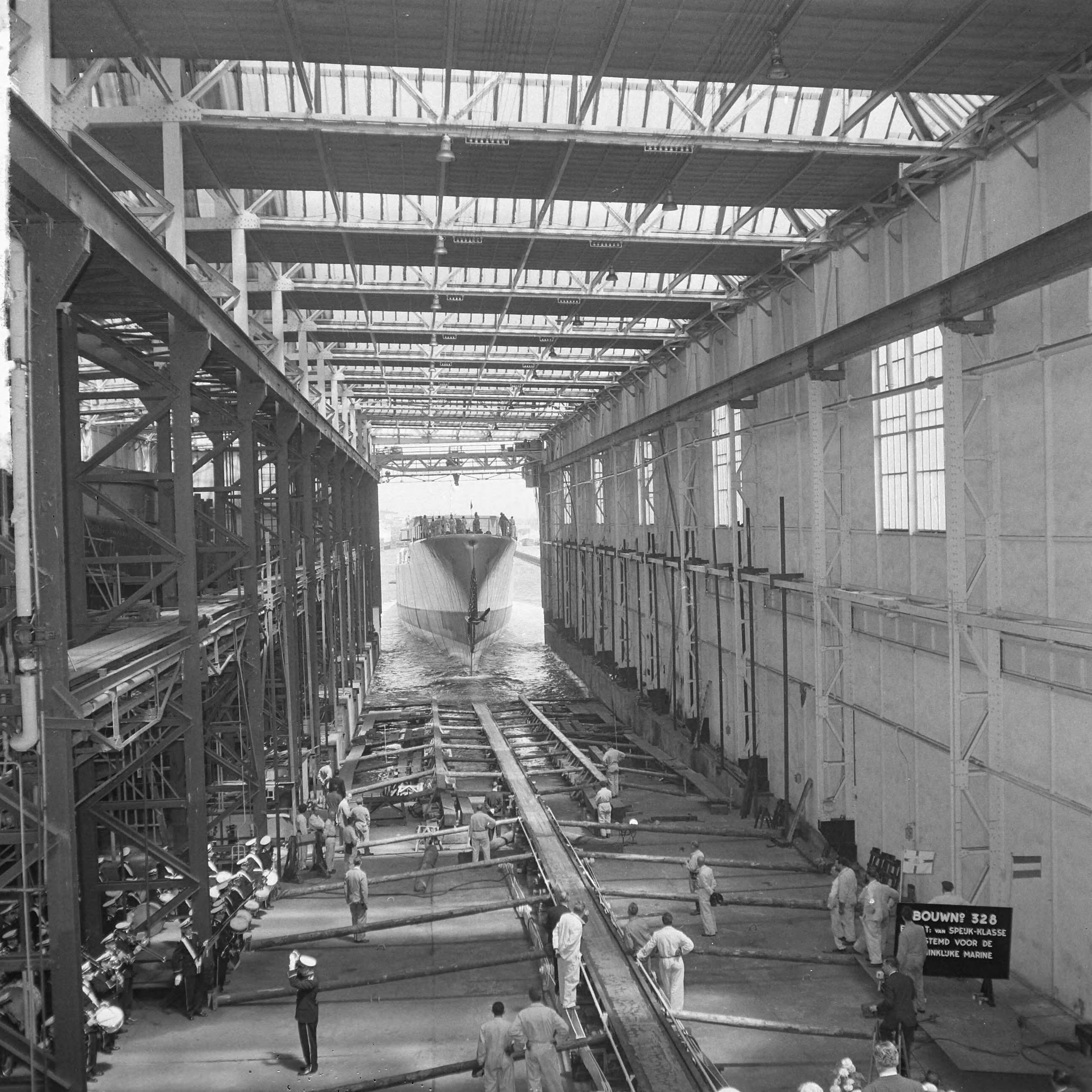 Fotocollectie Anefo — Tewaterlating Hr. Ms. fregat "Van Galen" op de werf van de NV Koninklijke Mij. "De Schelde" — Foto: Voets, Jan / Anefo. Licentie: Set B: Rechtenvrij / Publiek Domein. Bron: Nationaal Archief. http://hdl.handle.net/10648/aaafa61a-d0b4-102d-bcf8-003048976d84