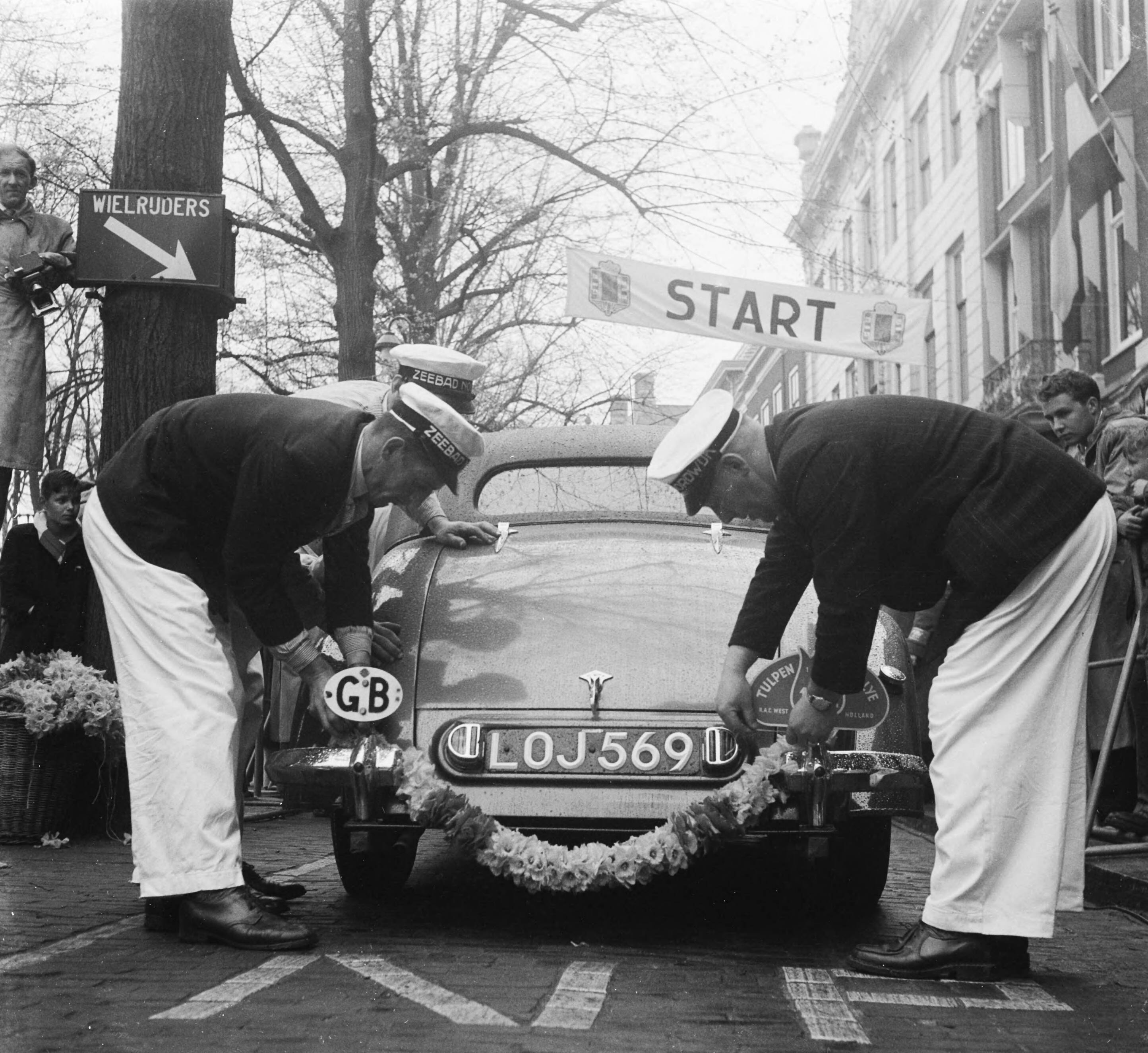Tulpenrally 1952 — Tulpenralley. Start Den Haag. Deelnemende auto wordt met bloemenslingers gedecoreerd — Foto: Pot, Harry / Anefo. Licentie: Set B: Rechtenvrij / Publiek Domein. Bron: Nationaal Archief. http://hdl.handle.net/10648/a8f88148-d0b4-102d-bcf8-003048976d84