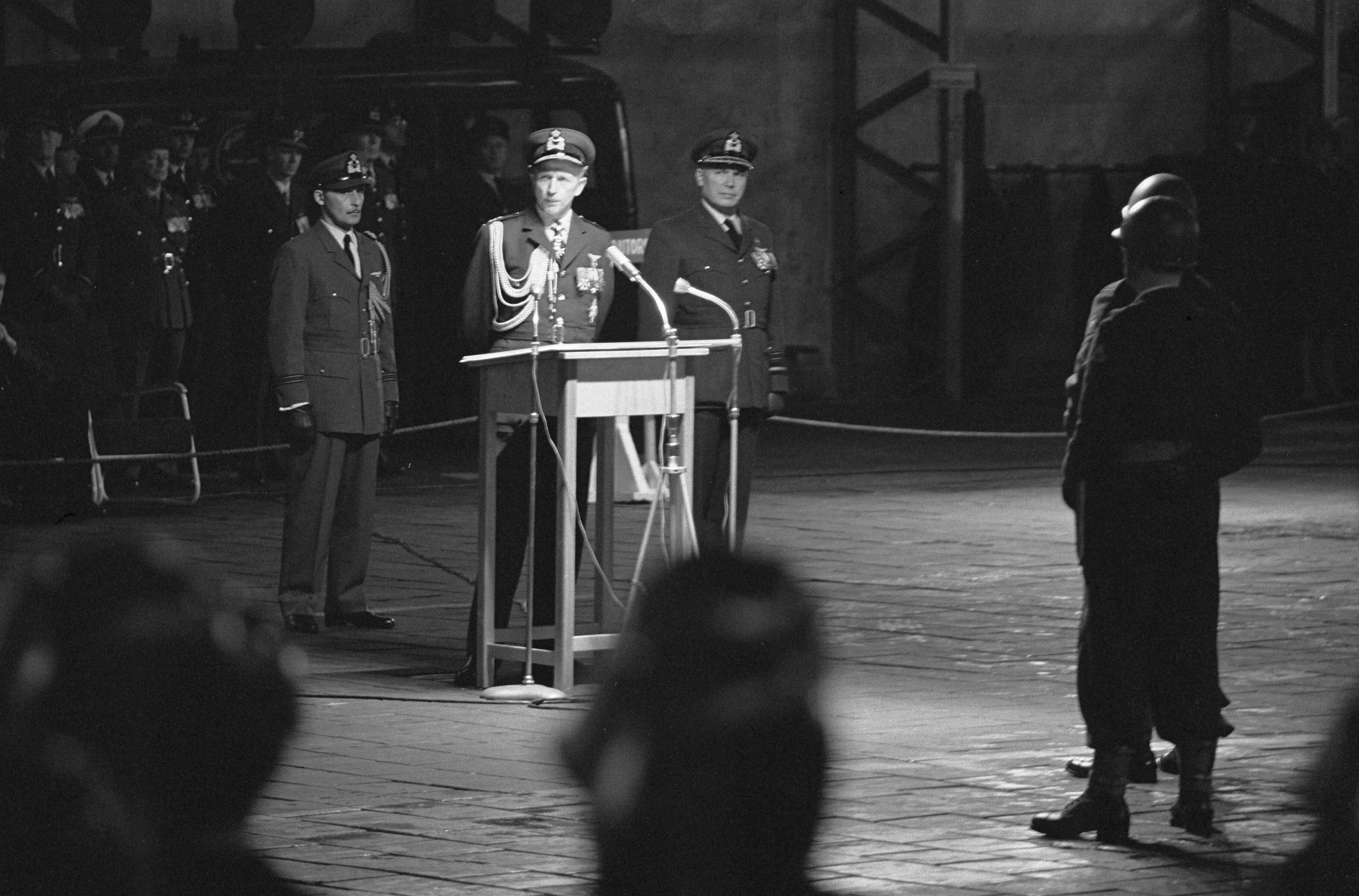 Fotocollectie Anefo — Overdracht van het commando der Luchtstrijdkrachten te Soesterberg door luitenant-generaal H. Schaper aan luitenant-generaal H.P. Zielstra. Toespraak van H. Schaper — Foto: Pot, Harry / Anefo. Licentie: Set B: Rechtenvrij / Publiek Domein. Bron: Nationaal Archief. http://hdl.handle.net/10648/a9ee882c-d0b4-102d-bcf8-003048976d84