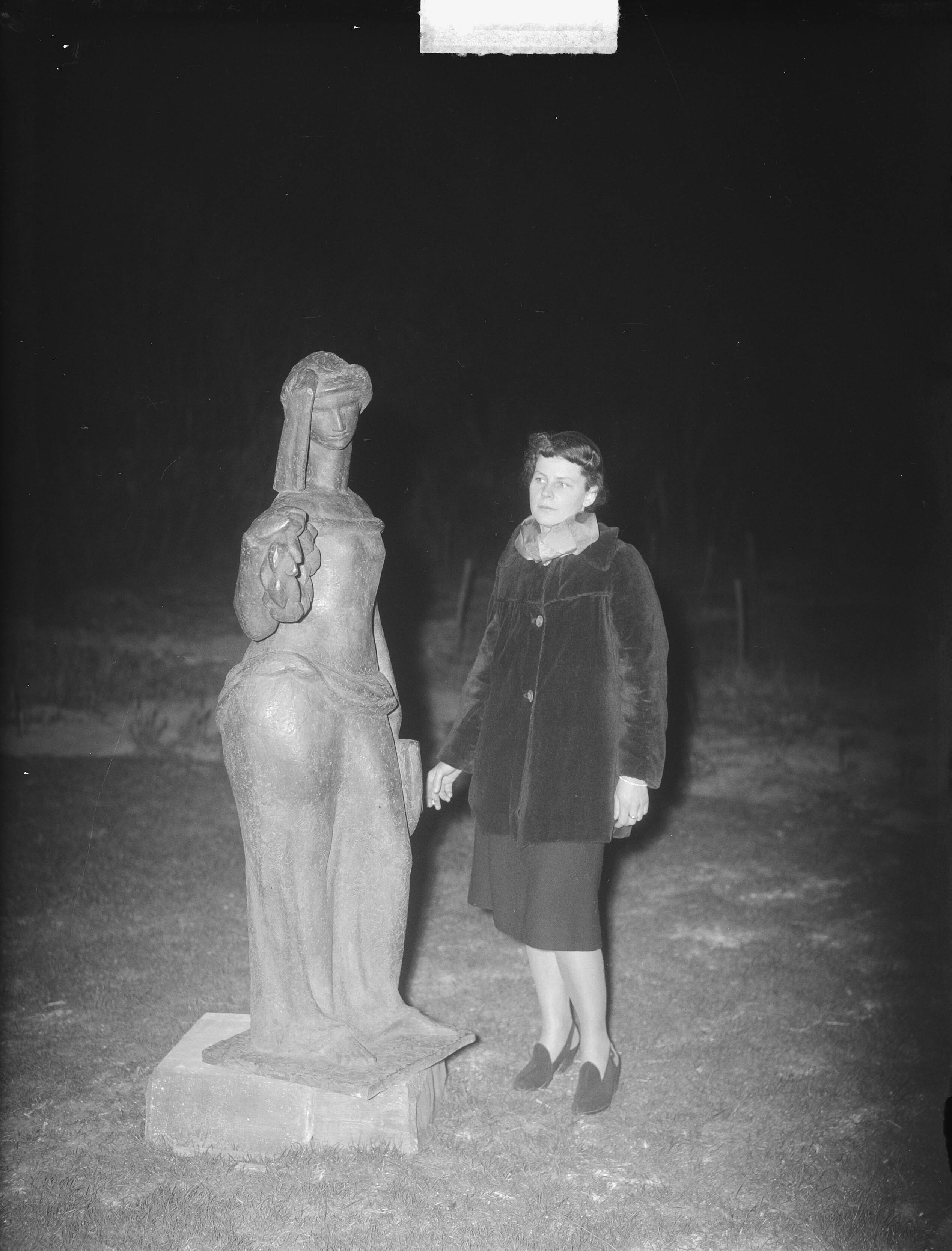 Fotocollectie Anefo — Ontwerpster Jeanne Kouwenaar-Bijlo (uit Bergen) met het beeld voor de gevallenen in de Tweede Wereldoorlog, getiteld Stedemaagd in Alkmaar — Foto: Nijs, Jac. de / Anefo. Licentie: Set B: Rechtenvrij / Publiek Domein. Bron: Nationaal Archief. http://hdl.handle.net/10648/a8d65d34-d0b4-102d-bcf8-003048976d84