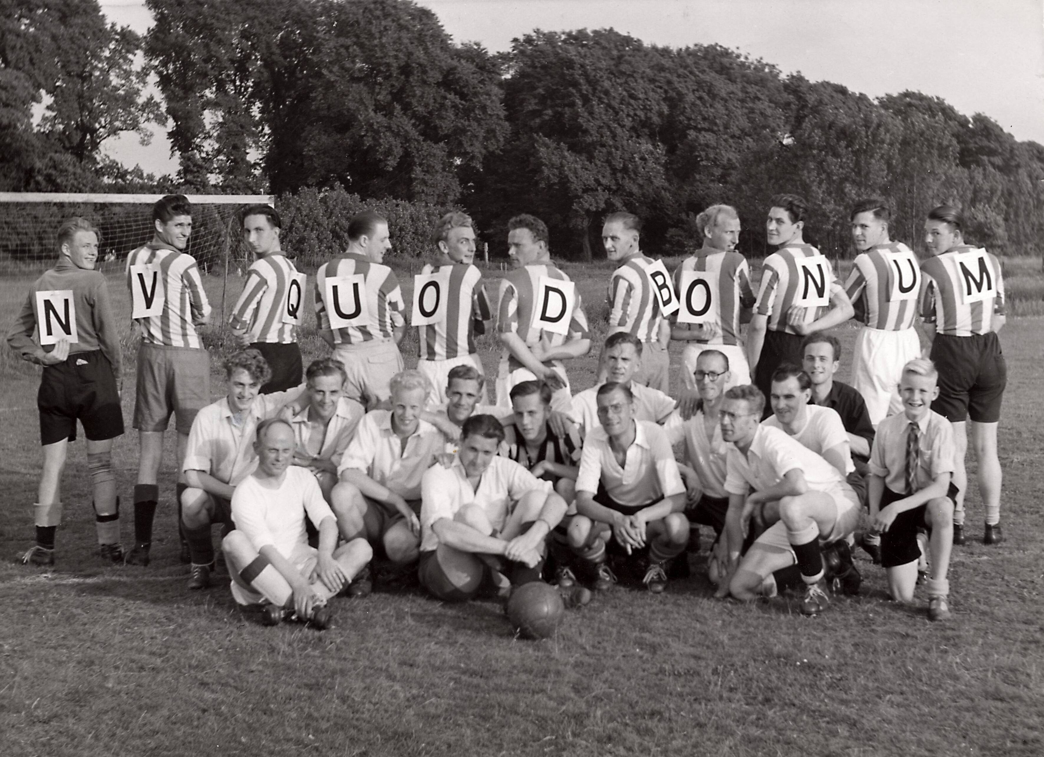 Sportactiviteiten personeel Drukkerij N.V. De Spaarnestad / Voetbal, o.a. F.C. Panorama — [Serie bedrijfsvoetbal Spaarnestad, diverse jaren] N.V. Spaarnestad - Matrijzenfabriek Quod Bonum — Foto: Fotograaf Onbekend / Spaarnestad / Spaarnestad Photo (05887). Licentie: Set B: Rechtenvrij / Publiek Domein. Bron: Nationaal Archief. http://hdl.handle.net/10648/35429da6-3efe-a382-e063-6df0900a6686