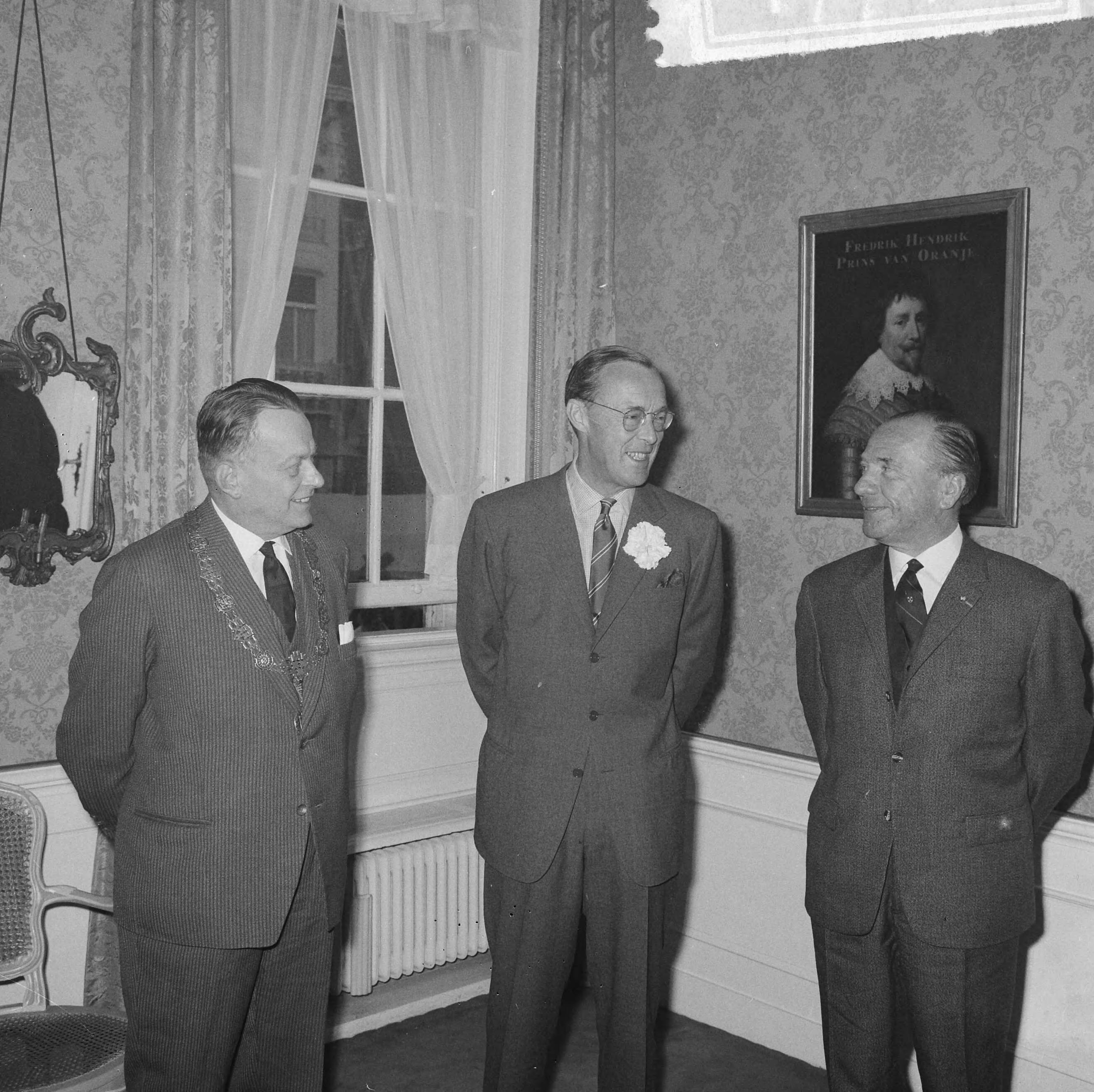 Fotocollectie Anefo — Bevrijdingscongres Nationale Federatie Raad van het Voormalig Verzet Nederland in de KMA te Breda, bijgewoond door prins Bernhard. Links burgemeester van Breda, R.M.A.A. Geuljans, rechts J.J.F. Borghouts, voorzitter van de Raad — Foto: Nijs, Jac. de / Anefo. Licentie: Set B: Rechtenvrij / Publiek Domein. Bron: Nationaal Archief. http://hdl.handle.net/10648/aaa5cd34-d0b4-102d-bcf8-003048976d84