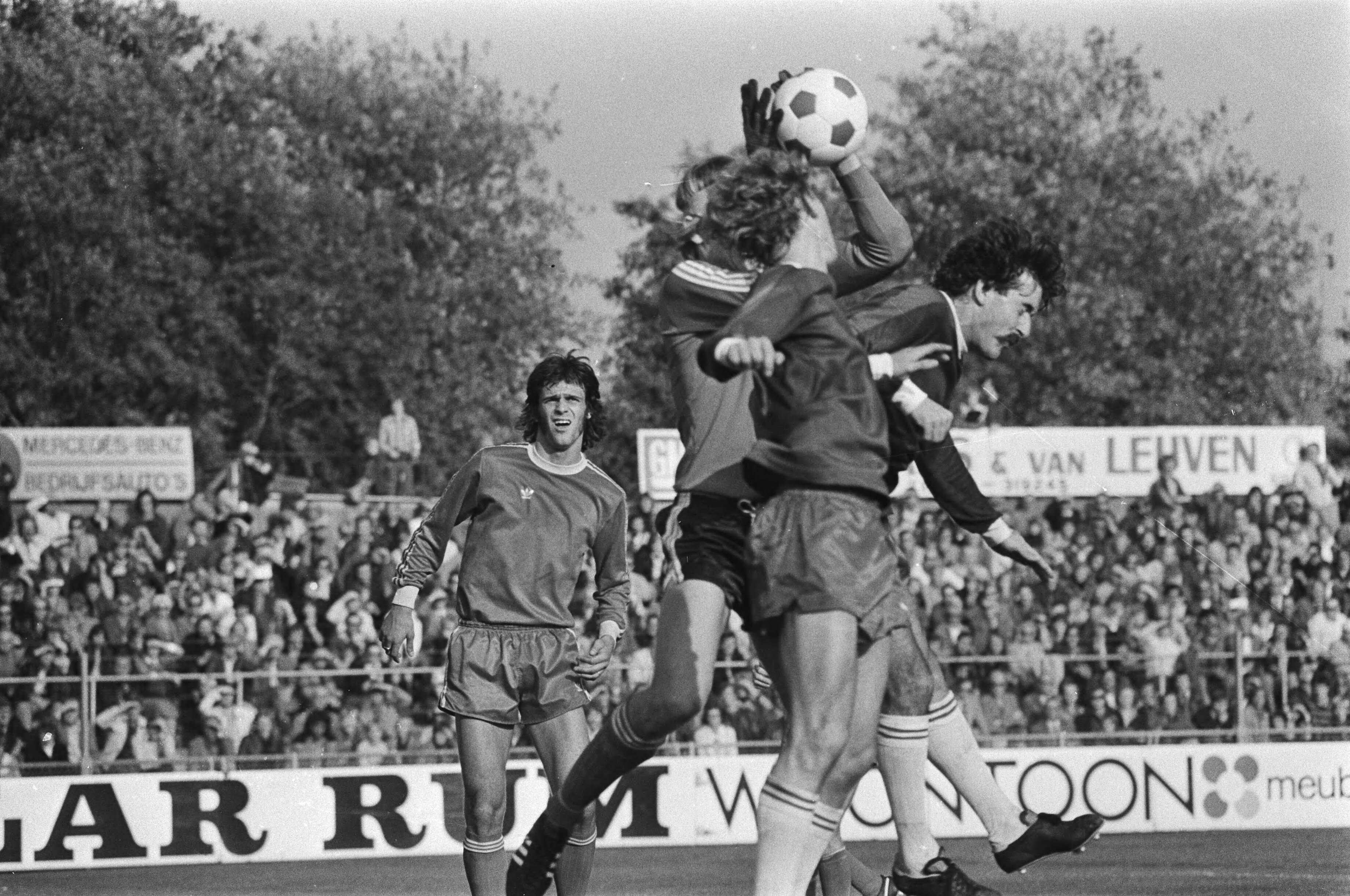 Fotocollectie Anefo — Haarlem tegen Go Ahead ; spelmomenten — Foto: Suyk, Koen / Anefo. Licentie: Set B: Rechtenvrij / Publiek Domein. Bron: Nationaal Archief. http://hdl.handle.net/10648/ac8ce984-d0b4-102d-bcf8-003048976d84