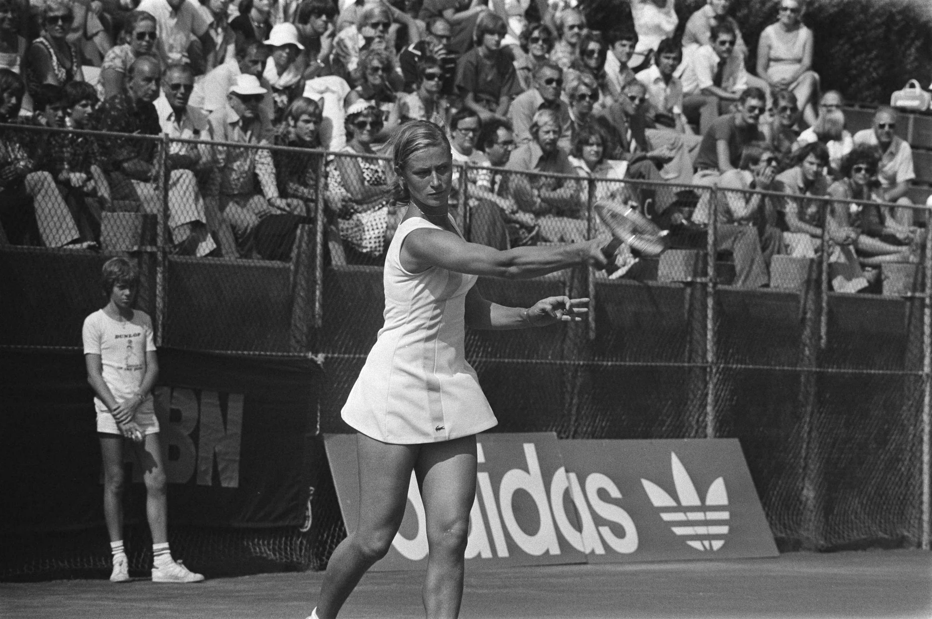 Fotocollectie Anefo — Nationale tenniskampioenschappen Scheveningen ; finales Ellie Kessies Appel in aktie — Foto: Croes, Rob C. / Anefo. Licentie: Set B: Rechtenvrij / Publiek Domein. Bron: Nationaal Archief. http://hdl.handle.net/10648/ac89c7b8-d0b4-102d-bcf8-003048976d84