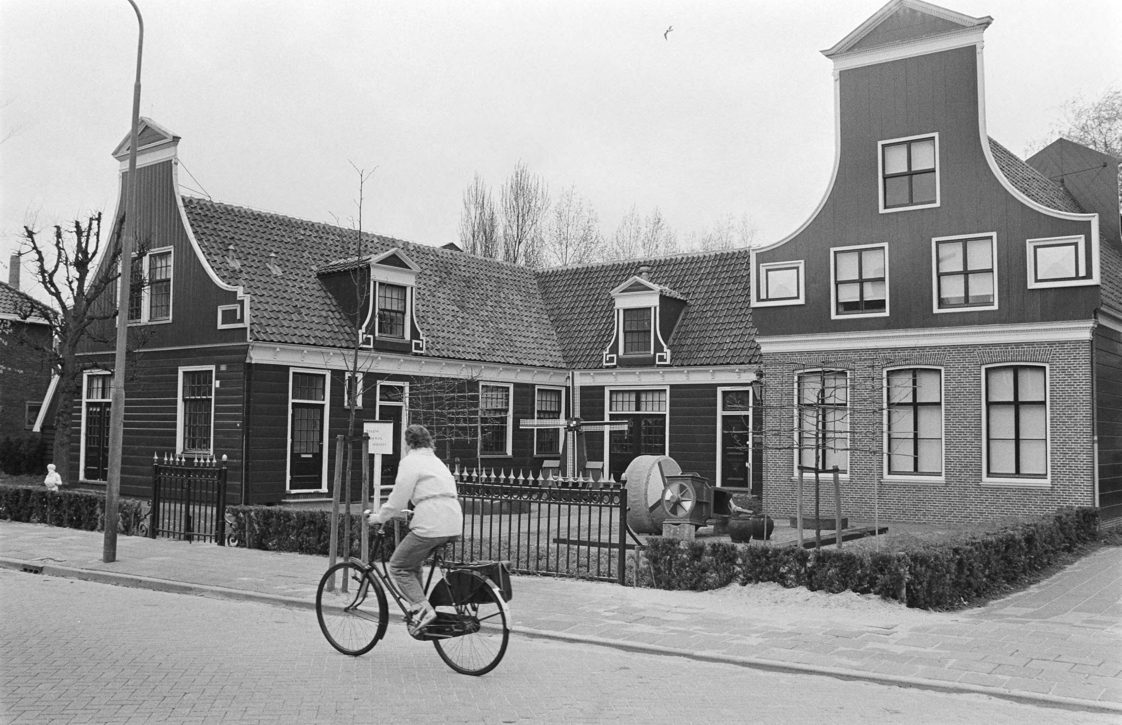 Fotocollectie Anefo — Molenmuseum in Koog aan de Zaan vernieuwd en uitgebreid heropend 1 mei aanstaande — Foto: Antonisse, Marcel / Anefo. Licentie: Set B: Rechtenvrij / Publiek Domein. Bron: Nationaal Archief. http://hdl.handle.net/10648/ad15ec3e-d0b4-102d-bcf8-003048976d84