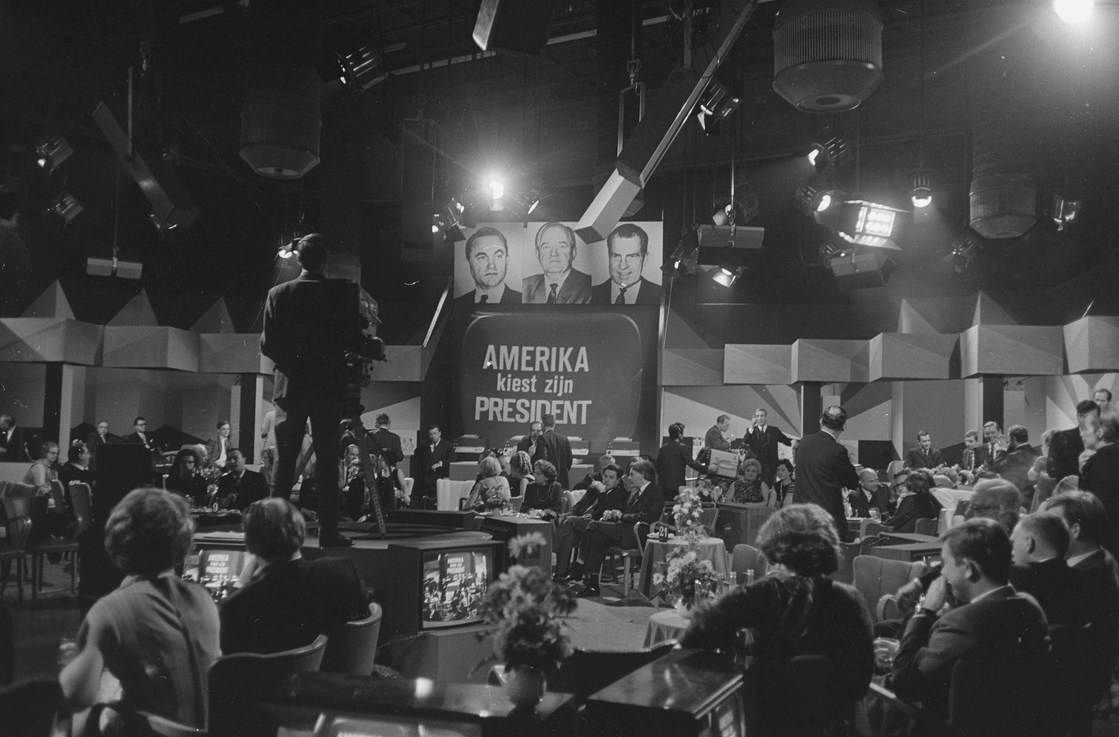 Fotocollectie Anefo — Presidentsverkiezingen Amerika. Studio — Foto: Koch, Eric / Anefo. Licentie: Set B: Rechtenvrij / Publiek Domein. Bron: Nationaal Archief. http://hdl.handle.net/10648/ab5397a2-d0b4-102d-bcf8-003048976d84