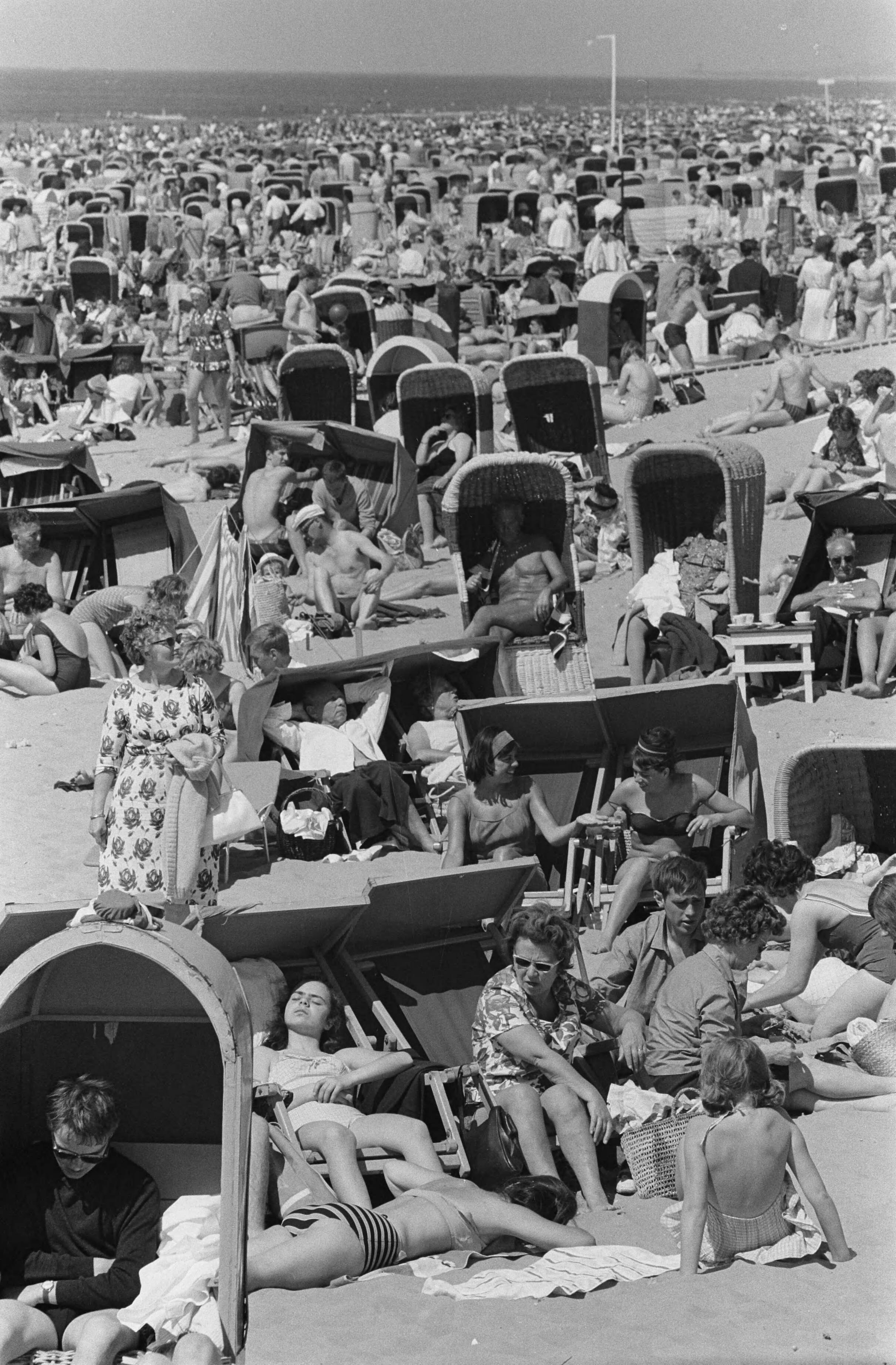 Fotocollectie Anefo — Drukte Pinksterdagen, het eivolle strand te Zandvoort — Foto: Pot, Harry / Anefo. Licentie: Set B: Rechtenvrij / Publiek Domein. Bron: Nationaal Archief. http://hdl.handle.net/10648/aa38fd44-d0b4-102d-bcf8-003048976d84