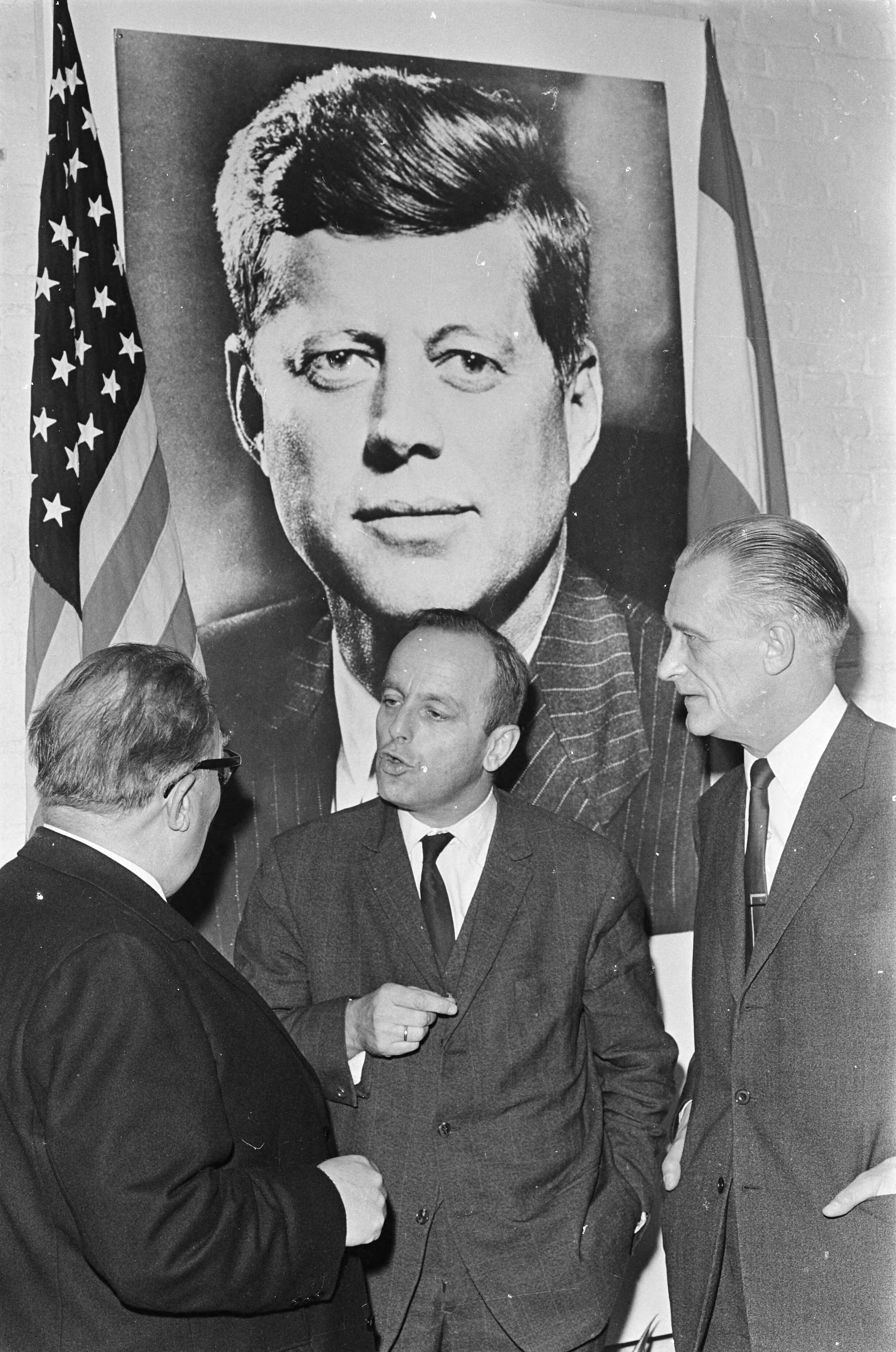 Fotocollectie Anefo — Tentoonstelling over leven Kennedy in Den Haag . Professor dr. J. W. Schulte Nordholt en drs. H. J. Wilzen bij foto van Kennedy — Foto: Kroon, Ron / Anefo. Licentie: Set B: Rechtenvrij / Publiek Domein. Bron: Nationaal Archief. http://hdl.handle.net/10648/ab2e3a5c-d0b4-102d-bcf8-003048976d84
