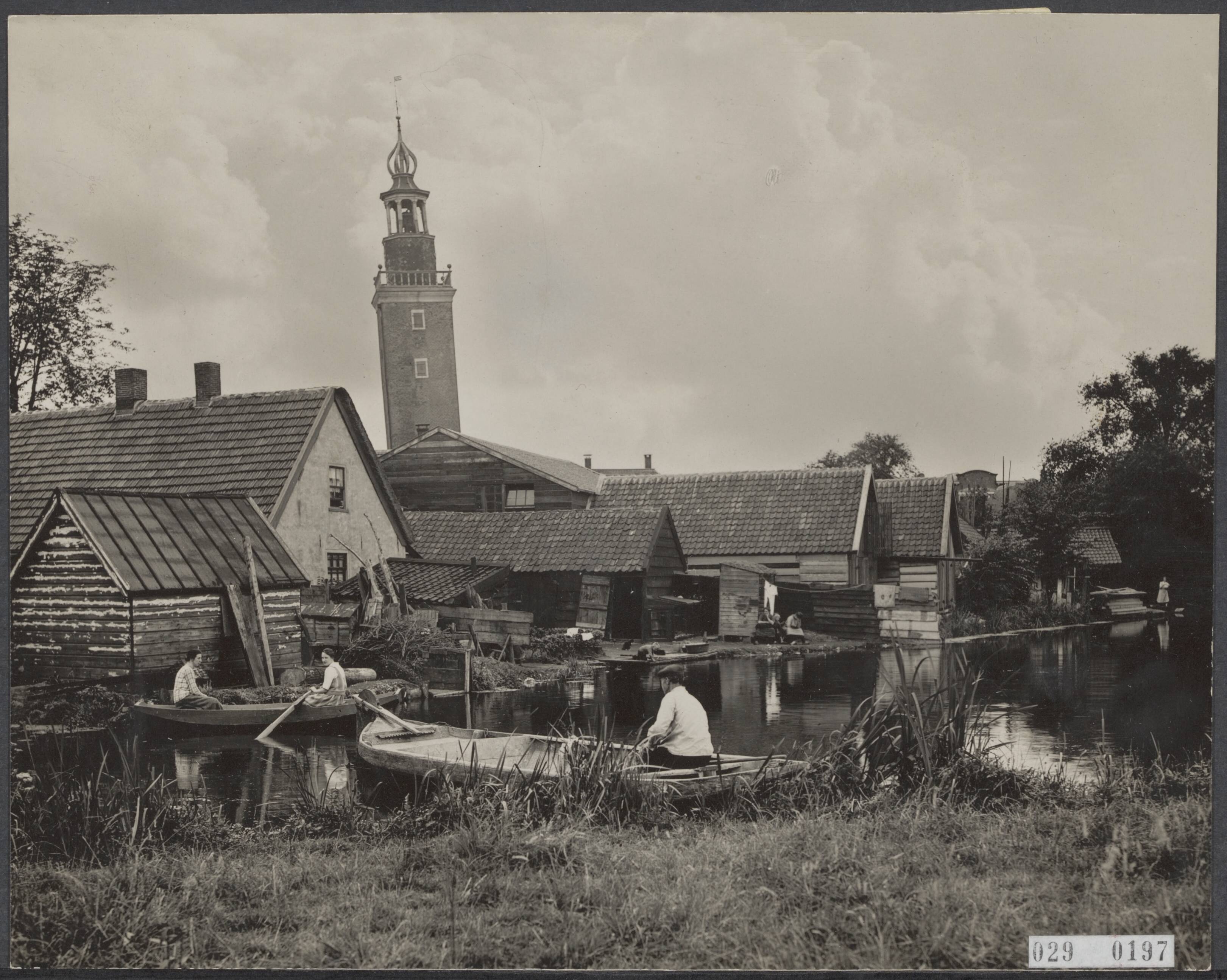 Fotocollectie Elsevier Binnenland — Gezicht op Nieuwkoop met op de achtergrond de scheve dorpstoren — Foto: Favier, Adriaan. Licentie: Set B: Rechtenvrij / Publiek Domein. Bron: Nationaal Archief. http://hdl.handle.net/10648/ade13a92-d0b4-102d-bcf8-003048976d84