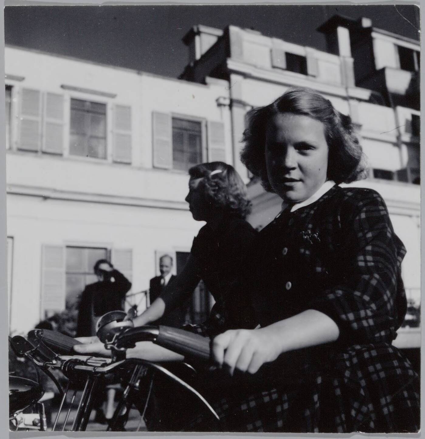 Fotocollectie RVD / Koninklijk Huis — De prinsessen Beatrix en Irene op de fiets bij Paleis Soestdijk — Foto: Onbekend / RVD. Licentie: Set B: Rechtenvrij / Publiek Domein. Bron: Nationaal Archief. http://hdl.handle.net/10648/afb0638e-d0b4-102d-bcf8-003048976d84
