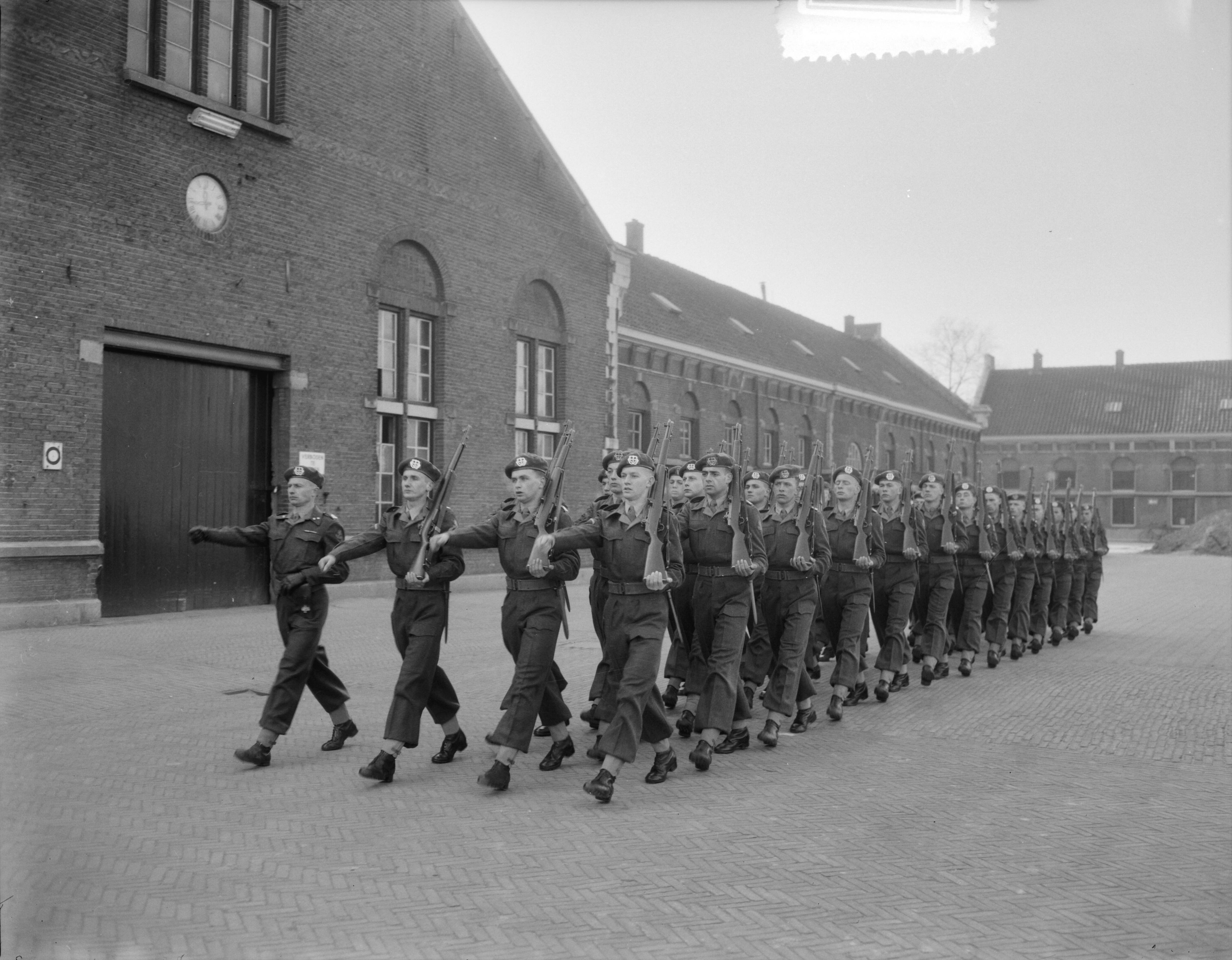 Fotocollectie Anefo — Exercitiewedstrijden van de Koninklijke Landmacht te Den Haag — Foto: Duinen, G.W. van / Anefo. Licentie: Set B: Rechtenvrij / Publiek Domein. Bron: Nationaal Archief. http://hdl.handle.net/10648/a91bceaa-d0b4-102d-bcf8-003048976d84