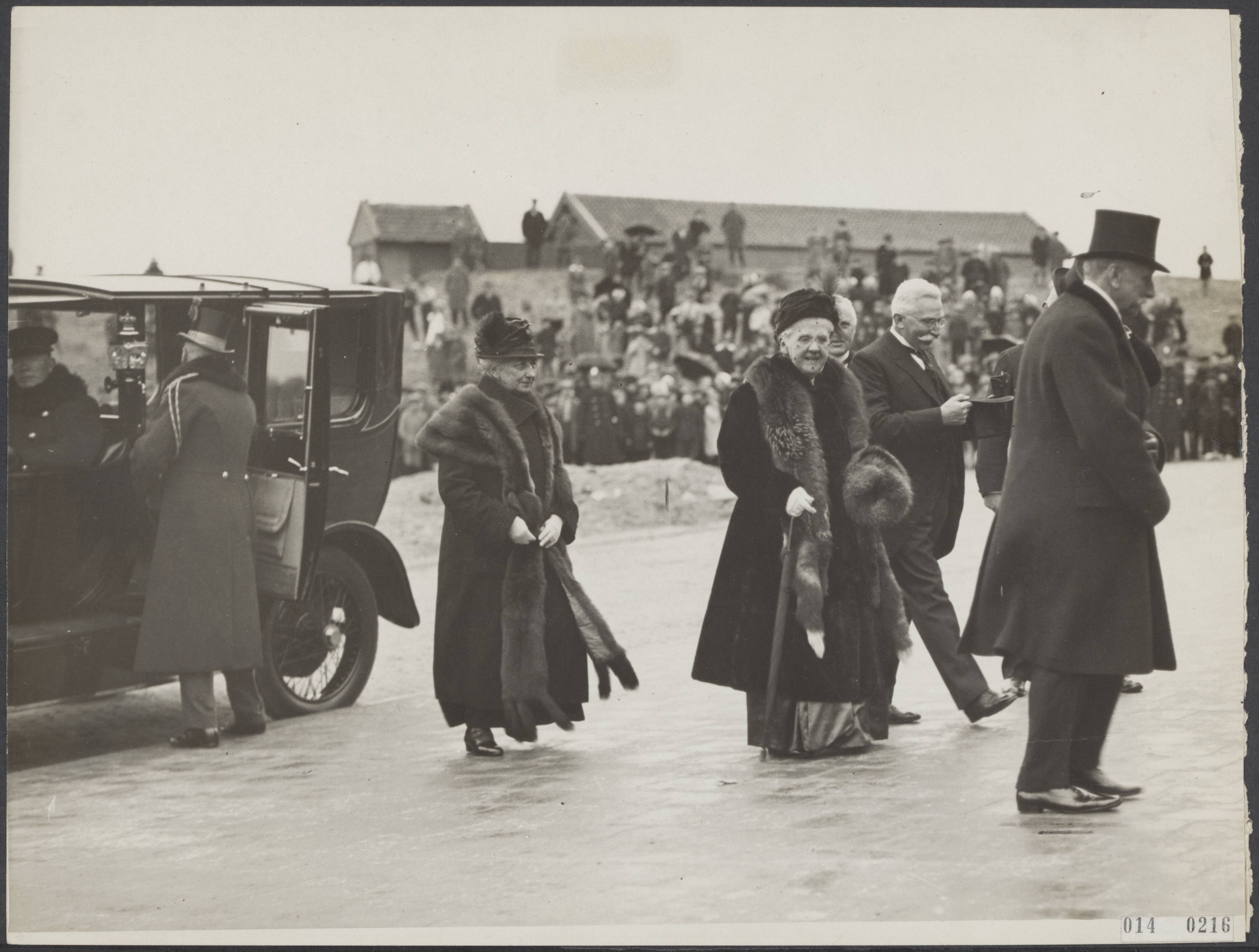 Fotocollectie Elsevier Binnenland — Prinses Emma arriveert op Scheveningen voor de inwijding van de Julianakerk — Foto: N.V. Vereenigde Fotobureaux. Licentie: Set B: Rechtenvrij / Publiek Domein. Bron: Nationaal Archief. http://hdl.handle.net/10648/adaff27a-d0b4-102d-bcf8-003048976d84