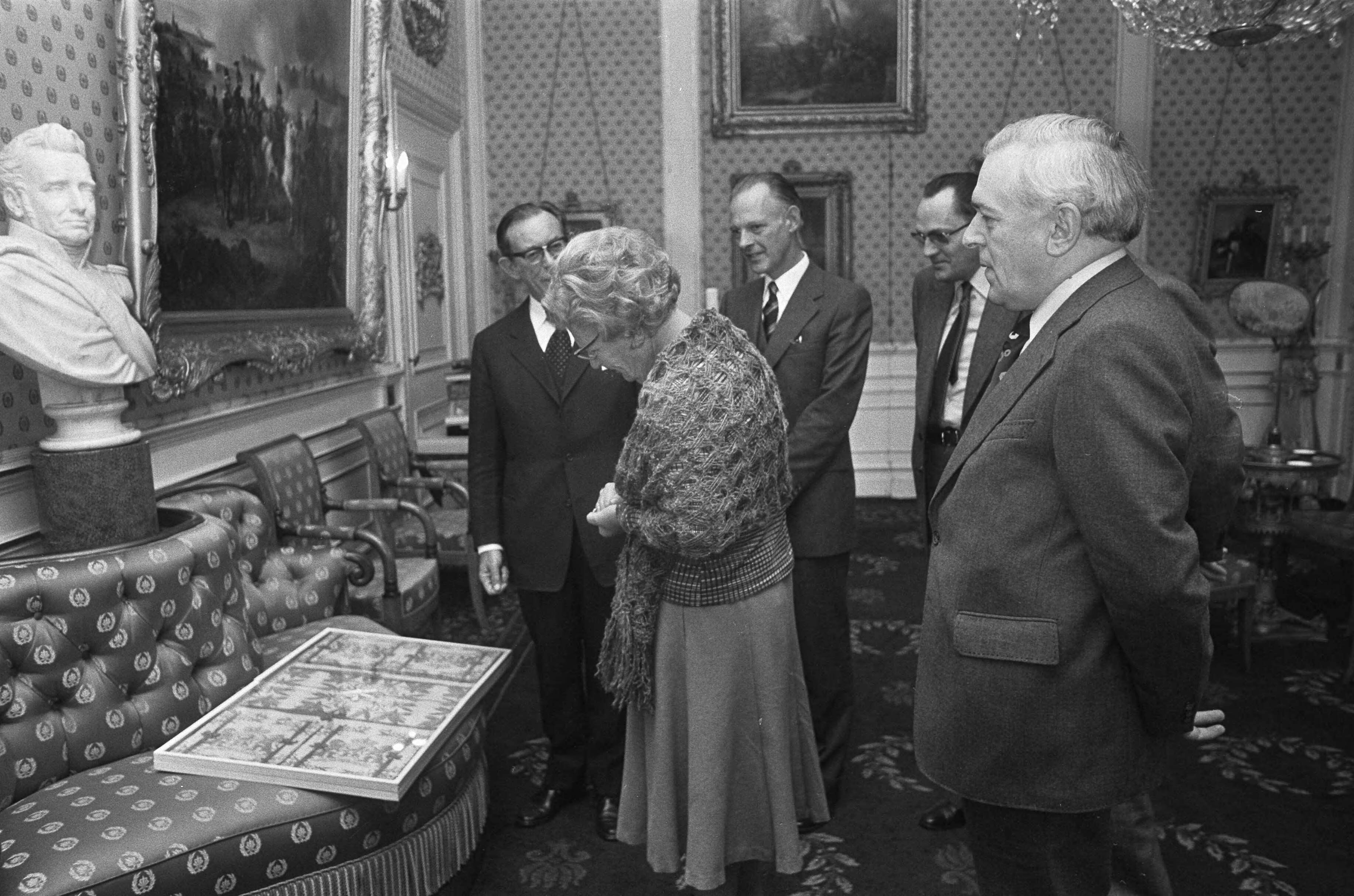 Fotocollectie Anefo — koningin Juliana krijgt damast van delegatie uit Tilburg op Paleis Soestdijk ; koningin Juliana temidden van Tilburgse delegatie — Foto: Peters, Hans / Anefo. Licentie: Set B: Rechtenvrij / Publiek Domein. Bron: Nationaal Archief. http://hdl.handle.net/10648/ac56aa90-d0b4-102d-bcf8-003048976d84