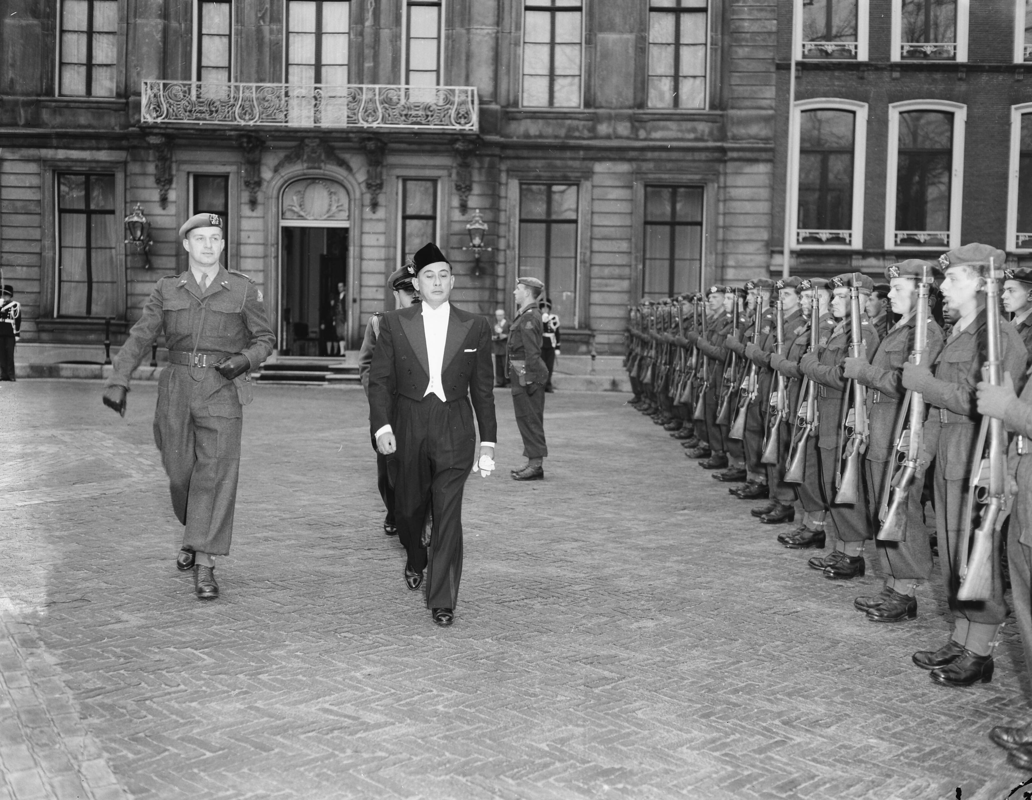 Fotocollectie Anefo — Aanbieding van zijn geloofsbrieven aan koningin Juliana door de ambassadeur van Indonesië, Oetoyo Ramelan — Foto: Pot, Harry / Anefo. Licentie: Set B: Rechtenvrij / Publiek Domein. Bron: Nationaal Archief. http://hdl.handle.net/10648/a93f3502-d0b4-102d-bcf8-003048976d84