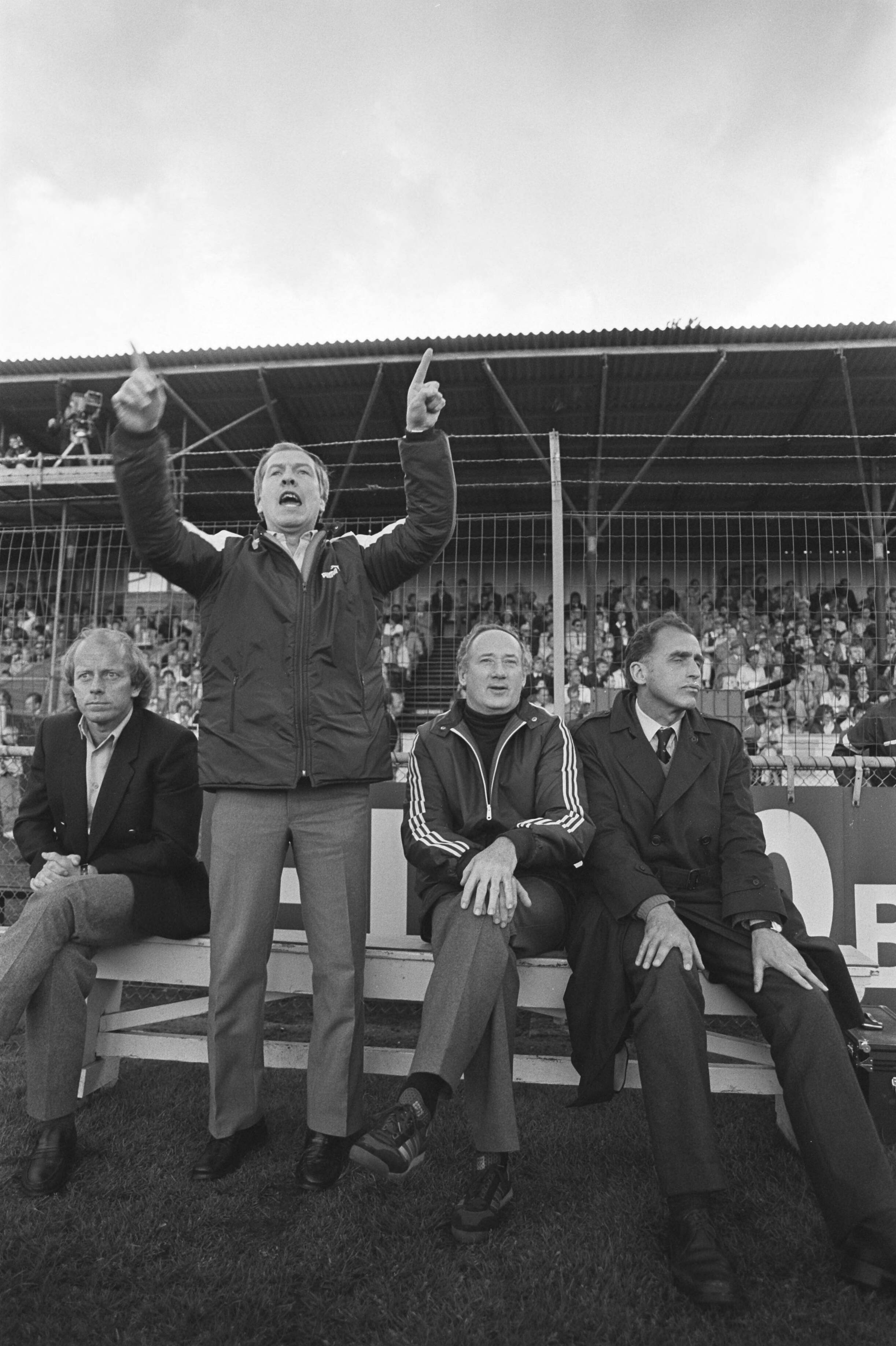 Fotocollectie Anefo — Voetbalclub Haarlem kampioen van eerste divisie, Haarlem-trainer geeft aanwijzingen tijdens wedstrijd Haarlem tegen FC Amsterdam — Foto: Antonisse, Marcel / Anefo. Licentie: Set B: Rechtenvrij / Publiek Domein. Bron: Nationaal Archief. http://hdl.handle.net/10648/acfbcd22-d0b4-102d-bcf8-003048976d84