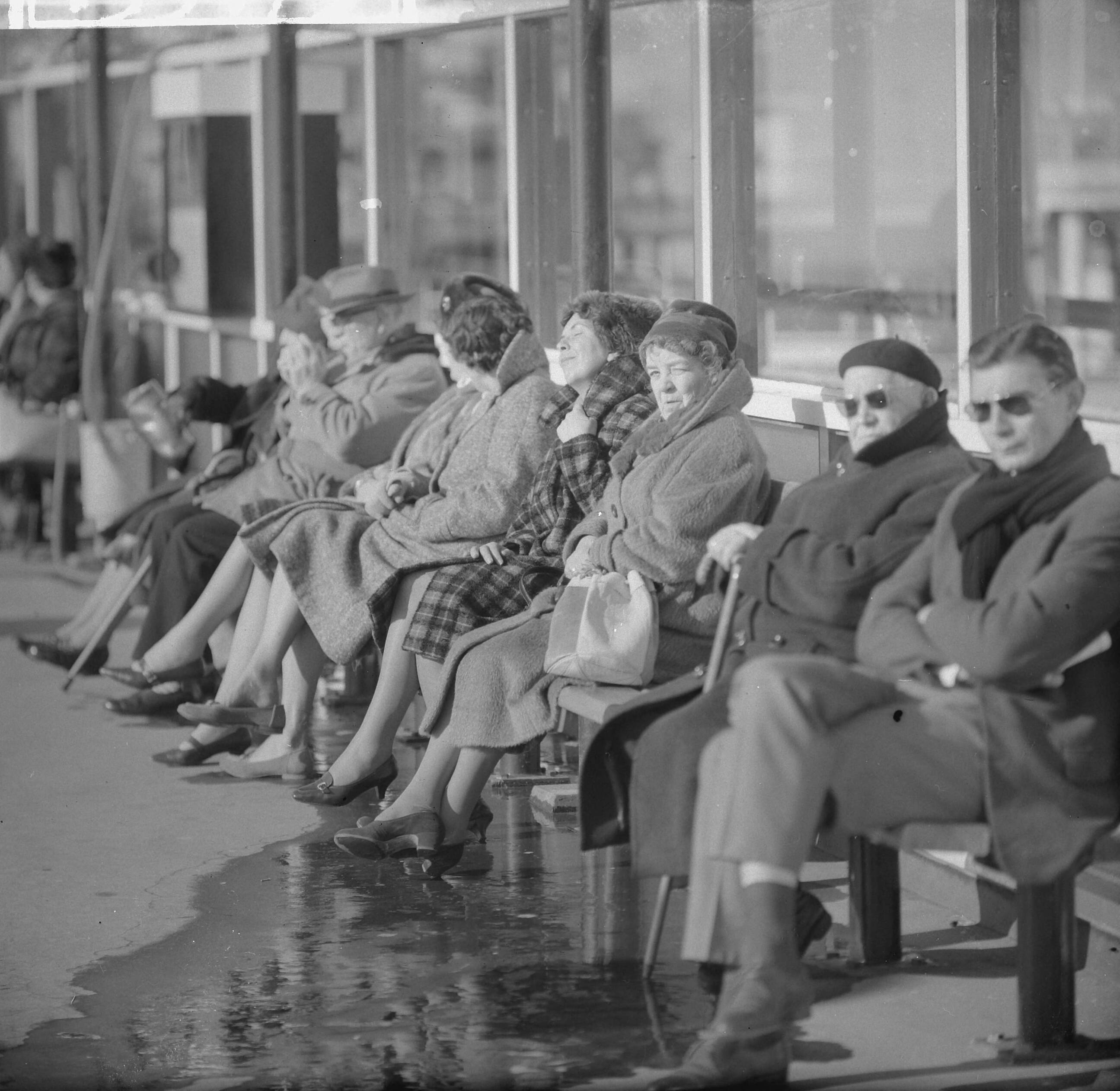 Fotocollectie Anefo — Eerste badgasten op de Pier — Foto: Nijs, Jac. de / Anefo. Licentie: Set B: Rechtenvrij / Publiek Domein. Bron: Nationaal Archief. http://hdl.handle.net/10648/a9f9ddb2-d0b4-102d-bcf8-003048976d84