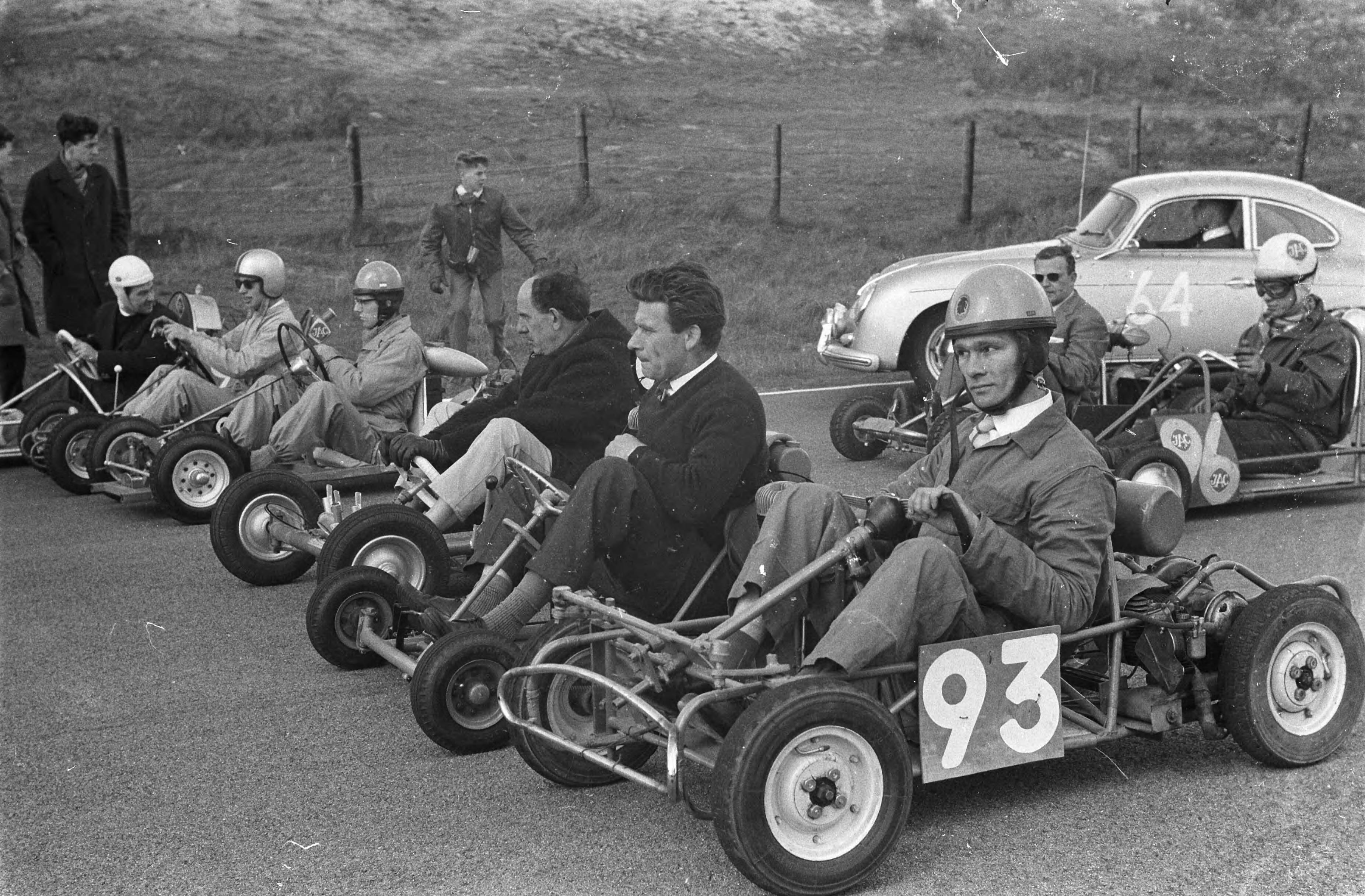 Fotocollectie Anefo — Voor de eerste maal in Nederland skelterraces op het circuit van Zandvoort — Foto: Pot, Harry / Anefo. Licentie: Set B: Rechtenvrij / Publiek Domein. Bron: Nationaal Archief. http://hdl.handle.net/10648/a9acaa9c-d0b4-102d-bcf8-003048976d84