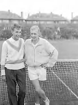 Fotocollectie Anefo — Tenniskampioenschappen op de METS banen te Scheveningen links Willem Maris, rechts Henk Goris — Foto: Behrens, Herbert F. / Anefo. Licentie: Set B: Rechtenvrij / Publiek Domein. Bron: Nationaal Archief. http://hdl.handle.net/10648/a9828f96-d0b4-102d-bcf8-003048976d84