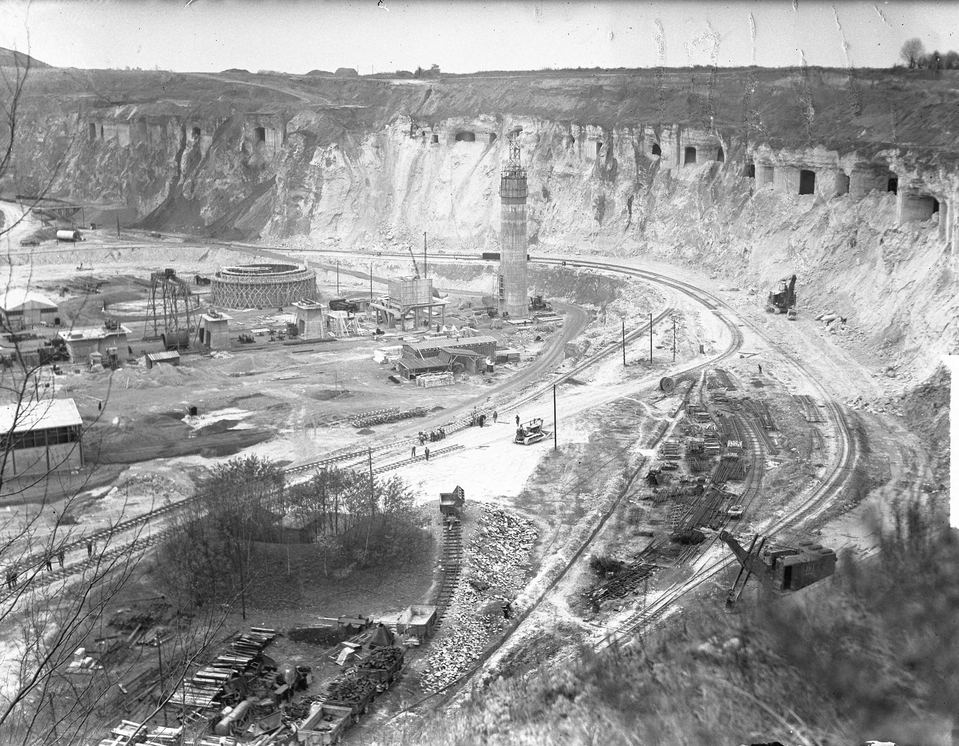 Fotocollectie Anefo — Mergelgroeve ENCI. Sint Pietersberg te Maastricht. In de wand van de groeve zijn de gangen van het Zuidelijk gangenstelsel zichtbaar. Opnamerichting west. Kilometervak RD 176-314. — Foto: Oorschot, […] van / Anefo. Licentie: Set B: Rechtenvrij / Publiek Domein. Bron: Nationaal Archief. http://hdl.handle.net/10648/a8e1e96a-d0b4-102d-bcf8-003048976d84