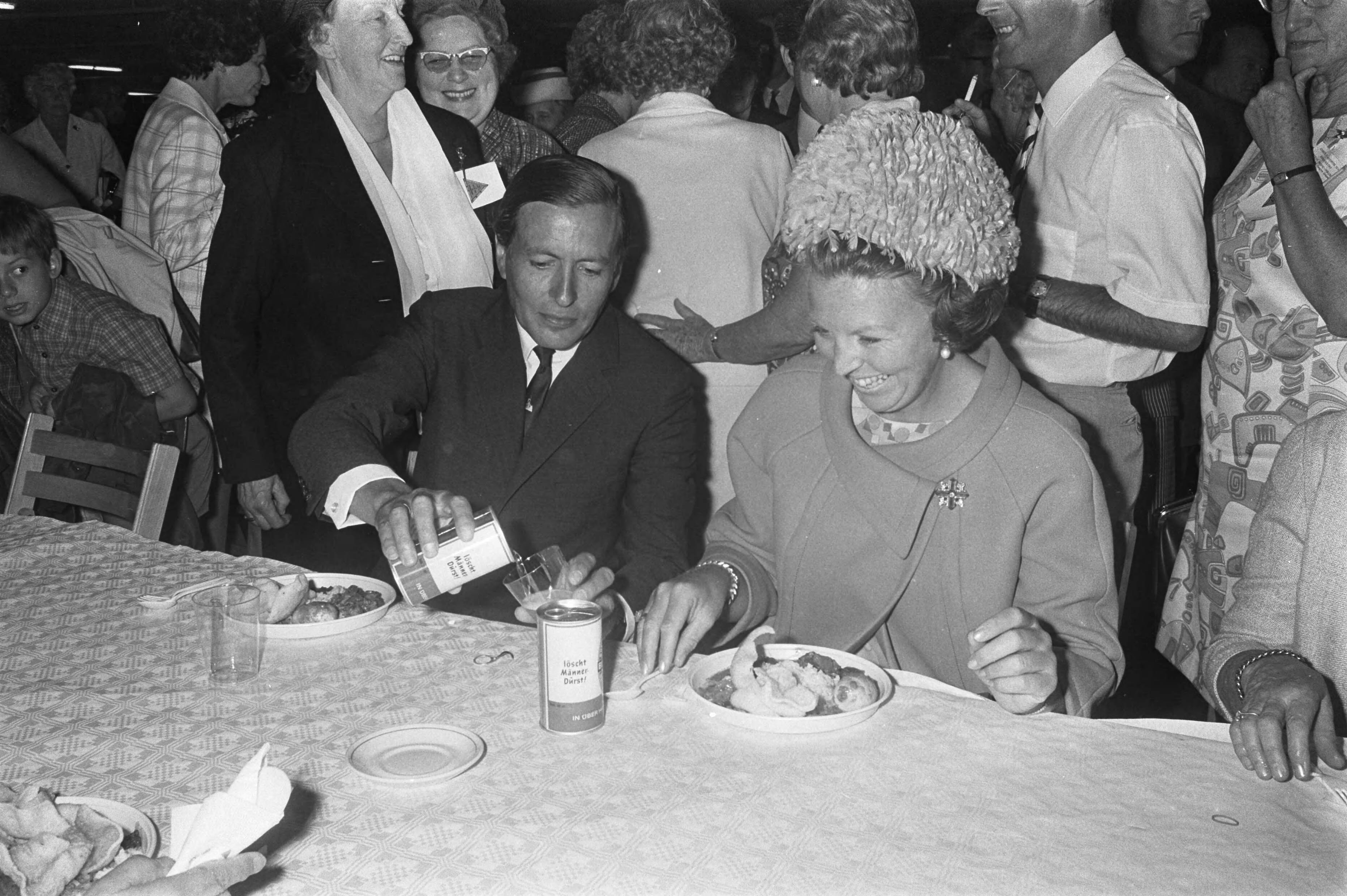 Fotocollectie Anefo — Herdenking t.g.v. beeindiging oorlog 25 jaar Z-O-Azie, in Congresgebouw Den Haag, met Beatrix en Claus; Beatrix en Claus eten nasi — Foto: Koch, Eric / Anefo. Licentie: Set B: Rechtenvrij / Publiek Domein. Bron: Nationaal Archief. http://hdl.handle.net/10648/ab9fc1ea-d0b4-102d-bcf8-003048976d84