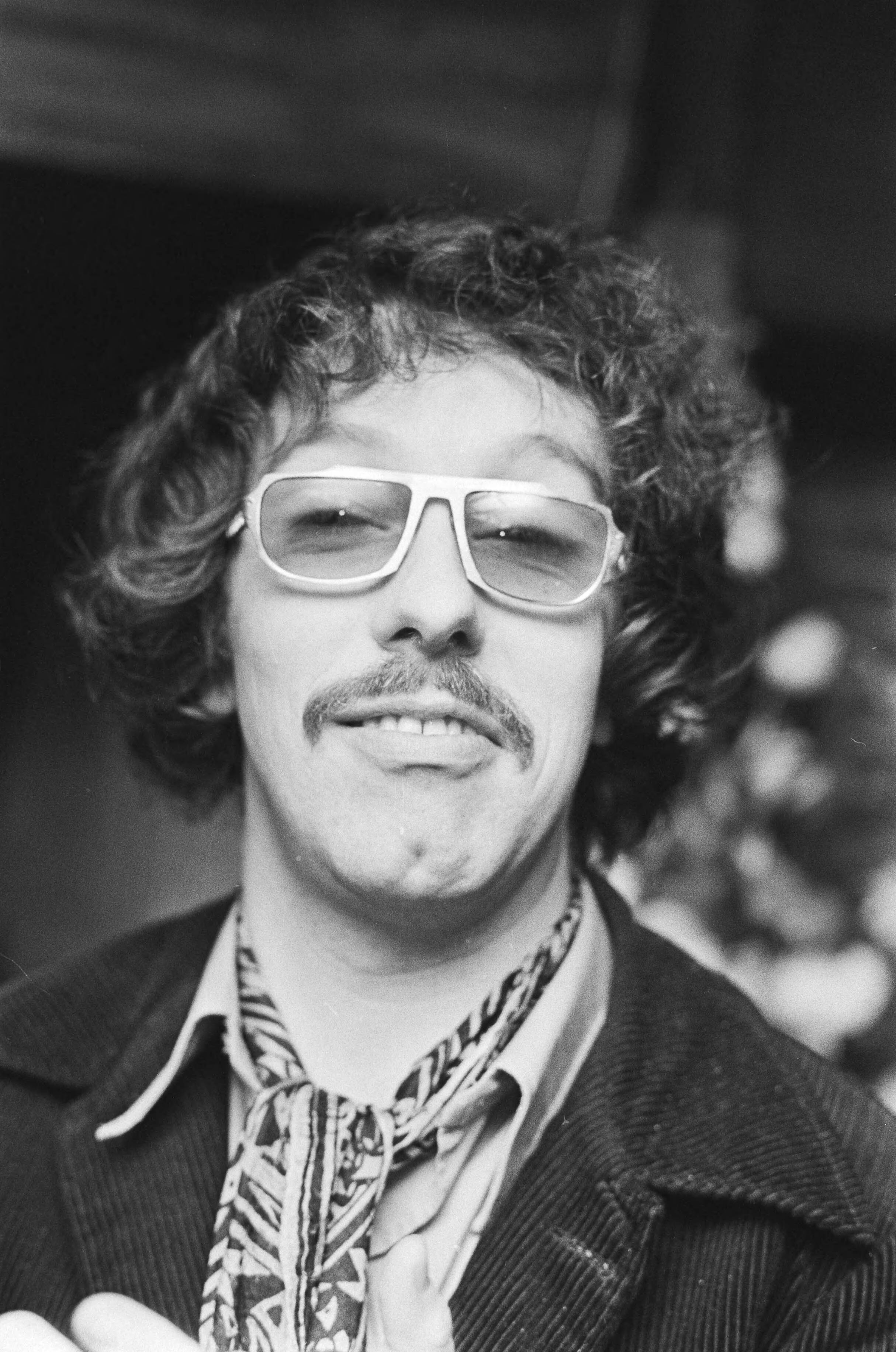 Fotocollectie Anefo — Pianist Louis van Dijk krijgt eerste Gouden LP in jachthaven Van Dijk , Oost-Loosdrecht — Foto: Verhoeff, Bert / Anefo. Licentie: Set B: Rechtenvrij / Publiek Domein. Bron: Nationaal Archief. http://hdl.handle.net/10648/abb0d9d0-d0b4-102d-bcf8-003048976d84