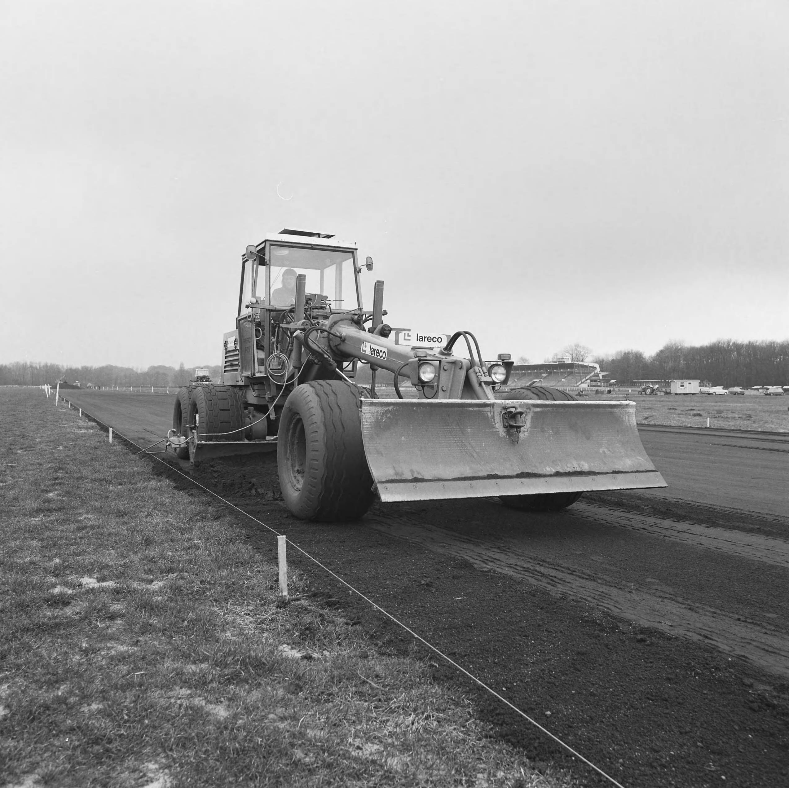 Fotocollectie Nederlandse Heidemaatschappij — Reconstructie van de renbaan Duindigt te Wassenaar. Uitvoering Lareco — Foto: Fotograaf Onbekend / Heidemij. Licentie: Set B: Rechtenvrij / Publiek Domein. Bron: Nationaal Archief. http://hdl.handle.net/10648/ae83cb7c-d0b4-102d-bcf8-003048976d84
