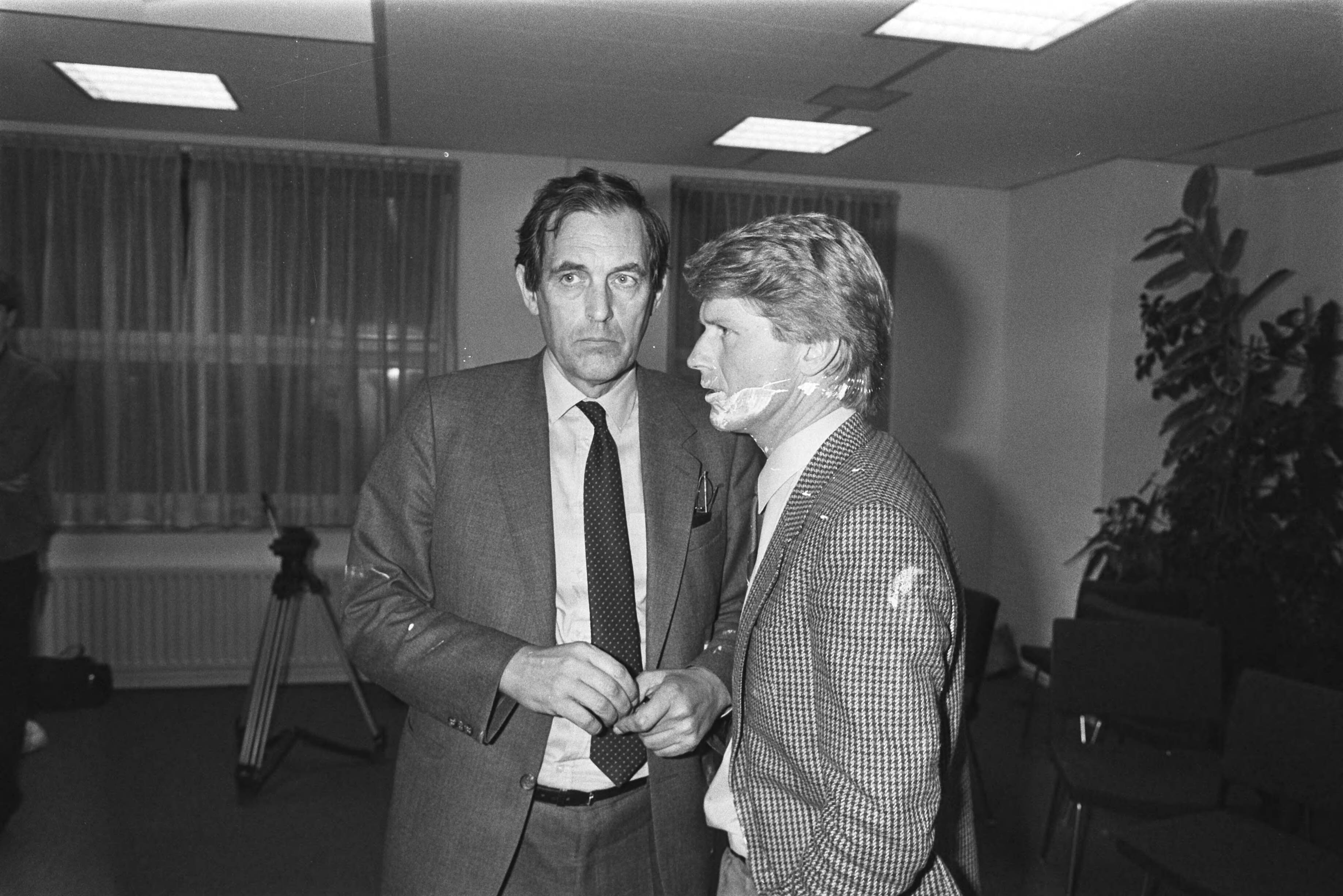 Fotocollectie Anefo — Almere, installatie 2 CP-raadsleden Vreeswijk en Fresco; burgemeester Lammers — Foto: Croes, Rob C. / Anefo. Licentie: Set B: Rechtenvrij / Publiek Domein. Bron: Nationaal Archief. http://hdl.handle.net/10648/ad334a72-d0b4-102d-bcf8-003048976d84
