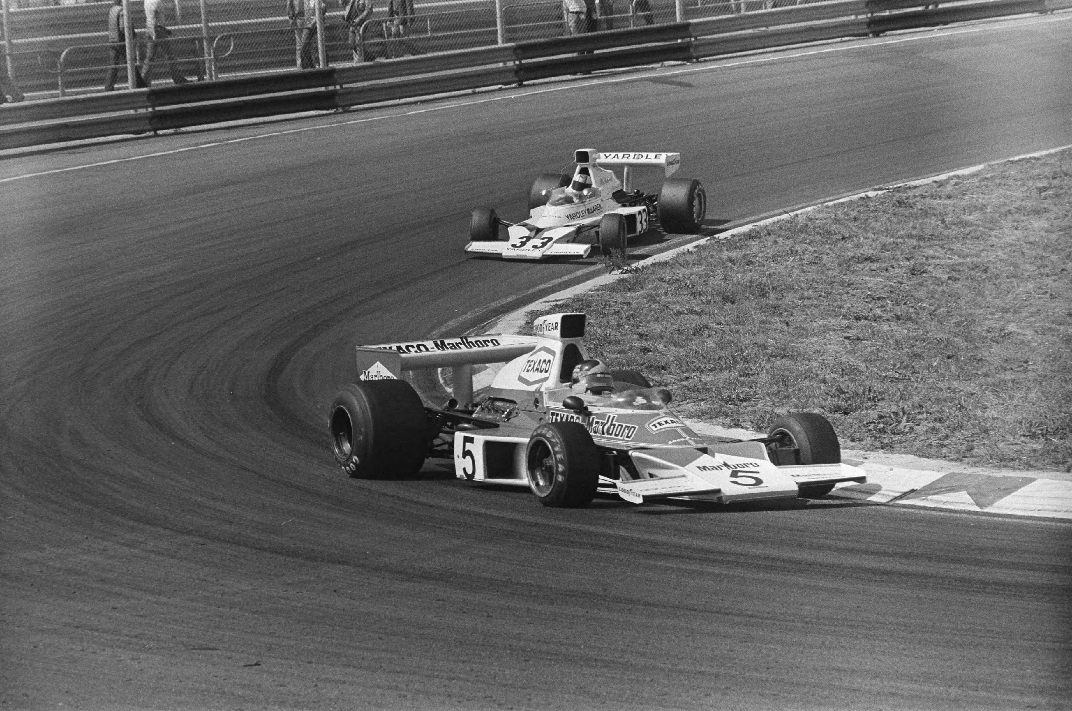 Fotocollectie Anefo — Grand Prix op Zandvoort, nr. 19, 20, 22 Fitipaldi (5) en Hailwood (33) in actie — Foto: Croes, Rob C. / Anefo. Licentie: Set B: Rechtenvrij / Publiek Domein. Bron: Nationaal Archief. http://hdl.handle.net/10648/ac4e4f80-d0b4-102d-bcf8-003048976d84