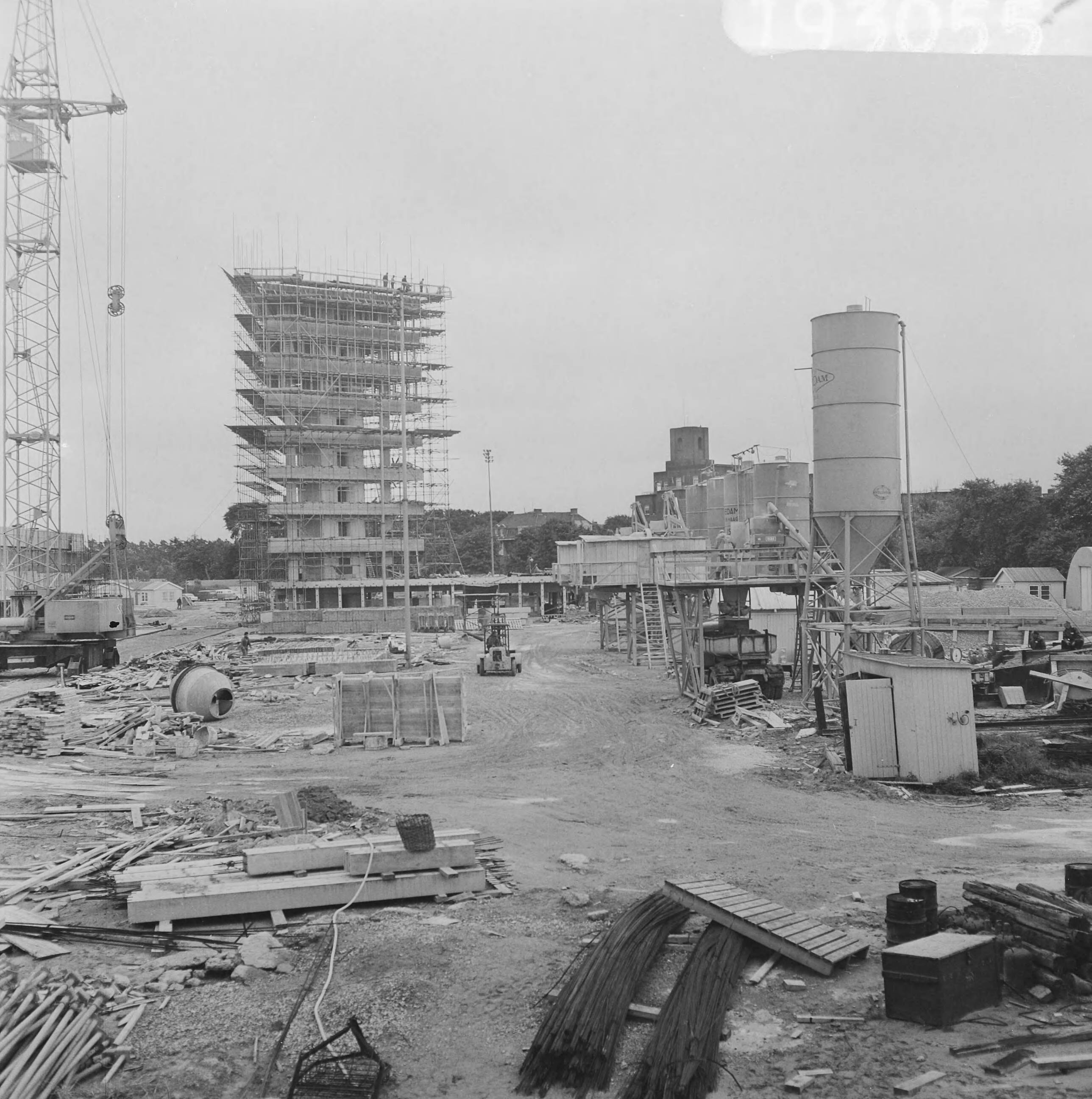 Fotocollectie Anefo — Bouw Nederlands Congrescentrum te Den Haag — Foto: Voets, Jan / Anefo. Licentie: Set B: Rechtenvrij / Publiek Domein. Bron: Nationaal Archief. http://hdl.handle.net/10648/aaf0ba4c-d0b4-102d-bcf8-003048976d84