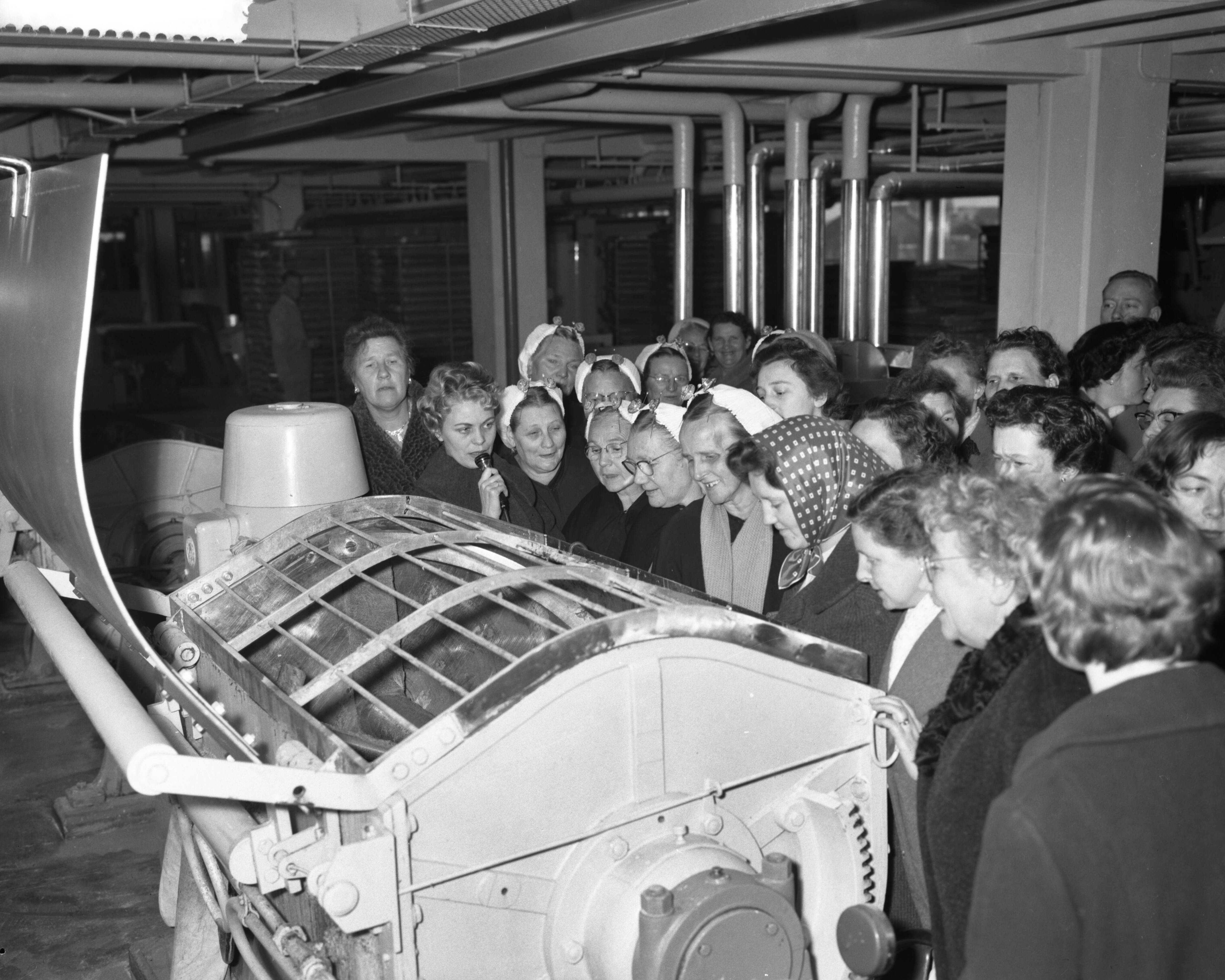 Fotocollectie Anefo — Opdracht Maggi (Scheveningse vrouwen bij Maggi) — Foto: Rossem, Wim van / Anefo. Licentie: Set B: Rechtenvrij / Publiek Domein. Bron: Nationaal Archief. http://hdl.handle.net/10648/a9a58118-d0b4-102d-bcf8-003048976d84