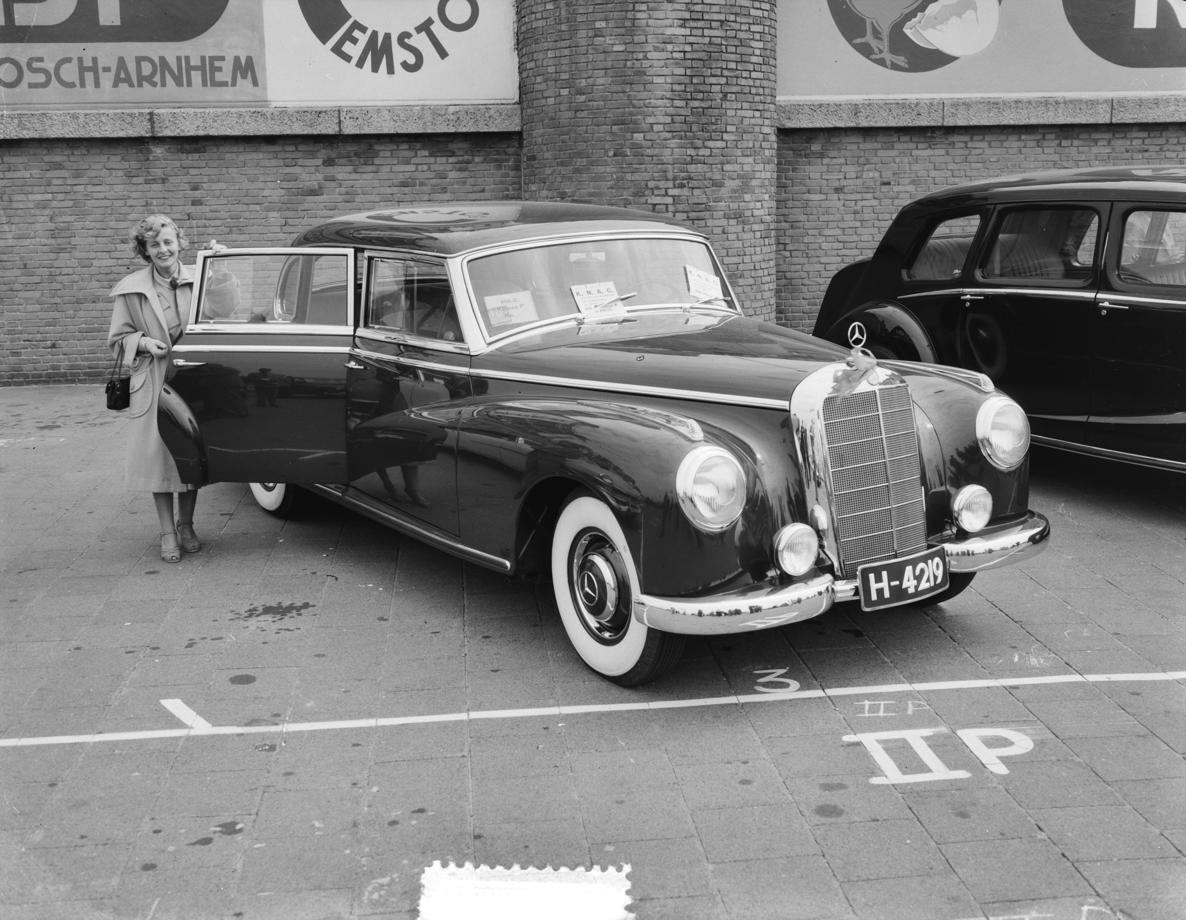Autoconcours Scheveningen — Foto: Consenheim, Wim / Anefo. — Licentie: Set B: Rechtenvrij / Publiek Domein. Bron: Nationaal Archief. http://hdl.handle.net/10648/a8fd81d4-d0b4-102d-bcf8-003048976d84