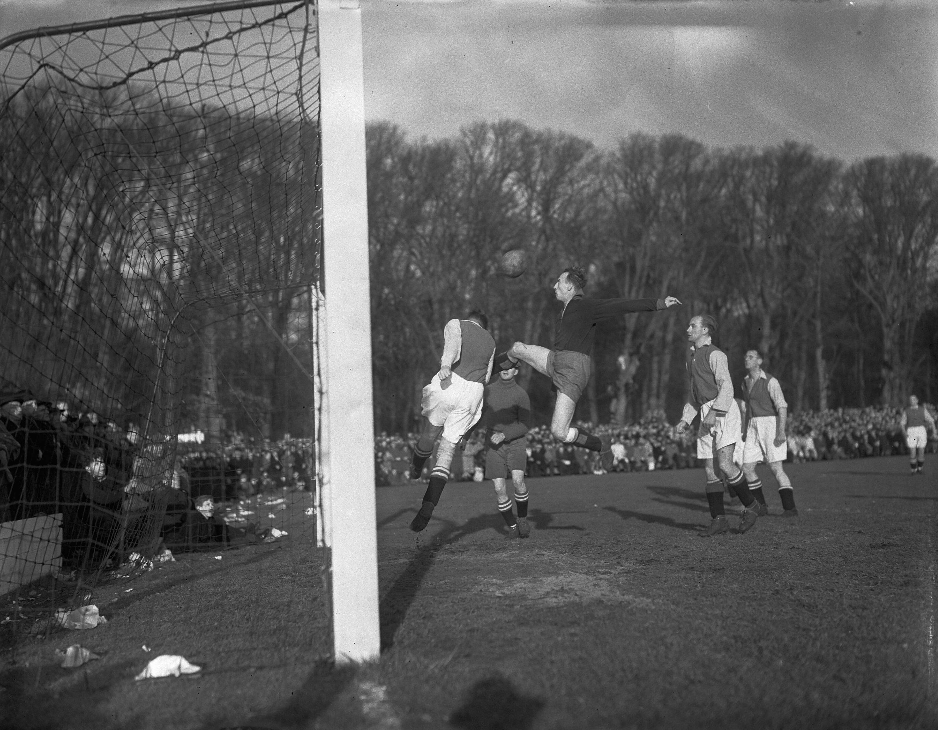 Fotocollectie Anefo — Voetbal. Haarlem tegen Ajax 1-1. Roozen springt op, Potharst (Ajax) kopt — Foto: Noske, J.D. / Anefo. Licentie: Set B: Rechtenvrij / Publiek Domein. Bron: Nationaal Archief. http://hdl.handle.net/10648/a8b11df8-d0b4-102d-bcf8-003048976d84