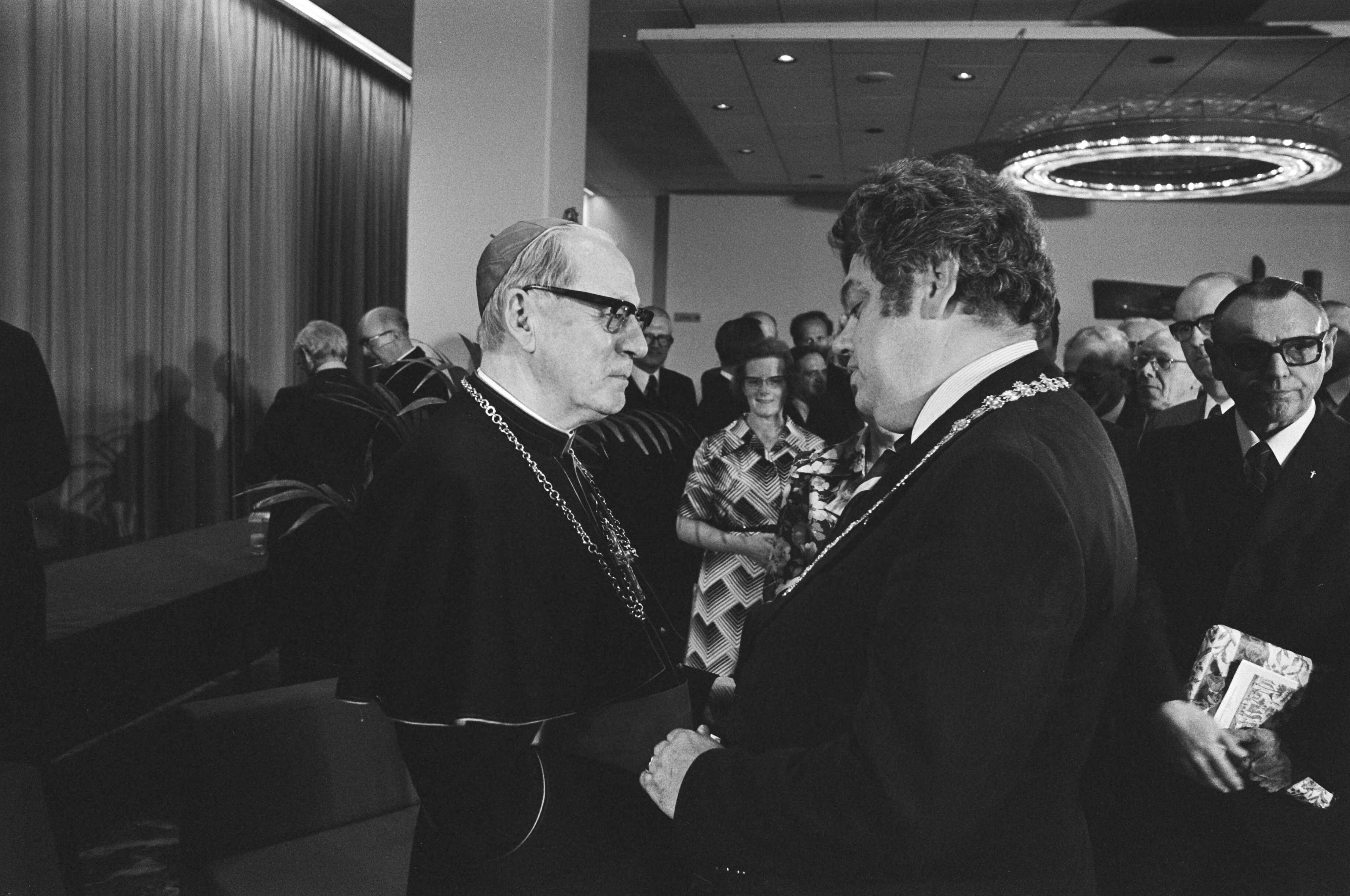Fotocollectie Anefo — Afscheidsreceptie Kardinal Alfrink in Utrecht, Alfrink burgemeester Vonhof en Marga Klompé — Foto: Croes, Rob C. / Anefo. Licentie: Set B: Rechtenvrij / Publiek Domein. Bron: Nationaal Archief. http://hdl.handle.net/10648/ac84d514-d0b4-102d-bcf8-003048976d84