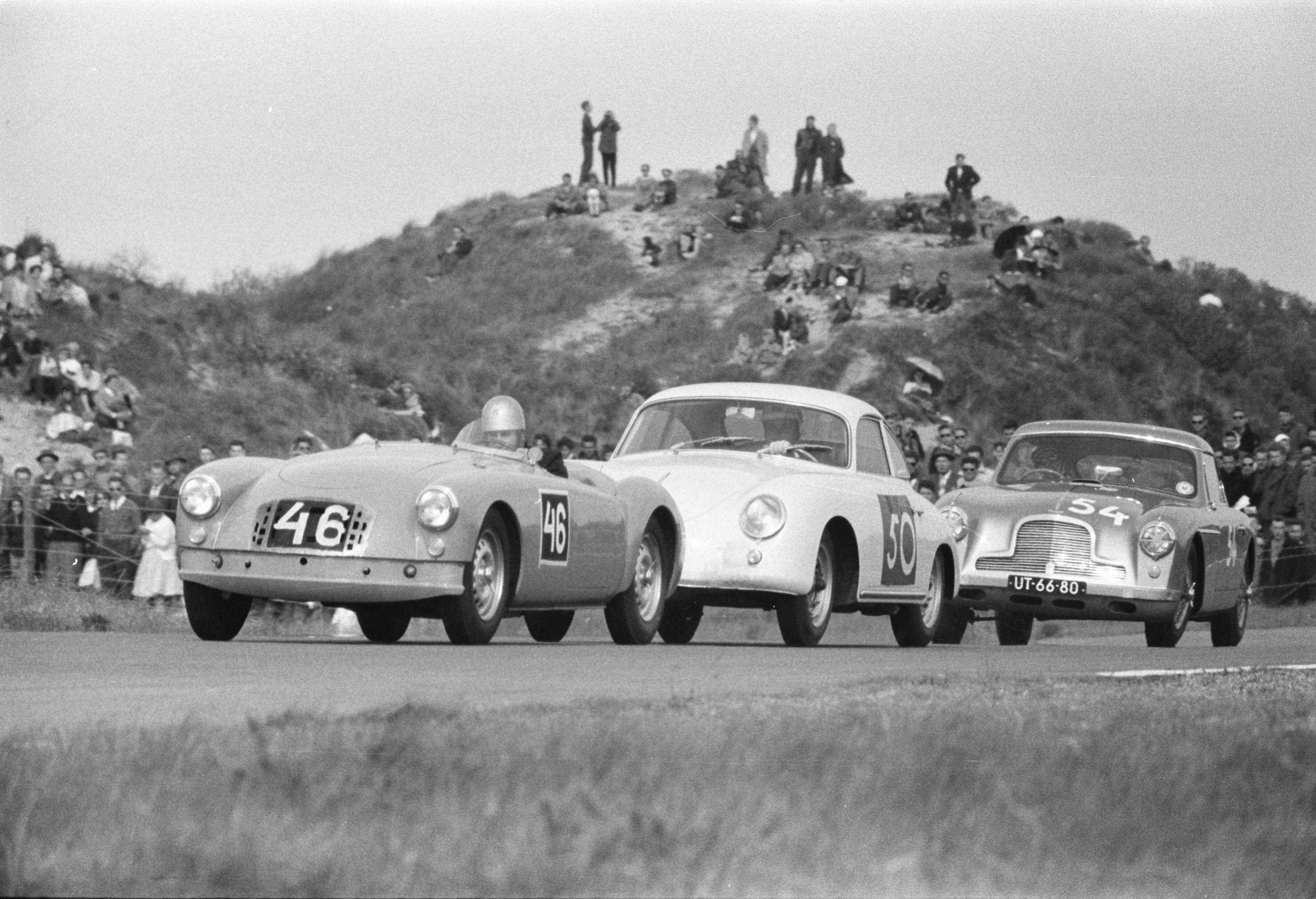Fotocollectie Anefo — Autoraces Zandvoort op Tweede Pinksterdag. Vlnr. L. W. Goei (Alfa Romeo, nr. 46) , Rake (MGA, nr. 50) en een Aston Martin (nr. 54) — Foto: Pot, Harry / Anefo. Licentie: Set B: Rechtenvrij / Publiek Domein. Bron: Nationaal Archief. http://hdl.handle.net/10648/a9942ff8-d0b4-102d-bcf8-003048976d84