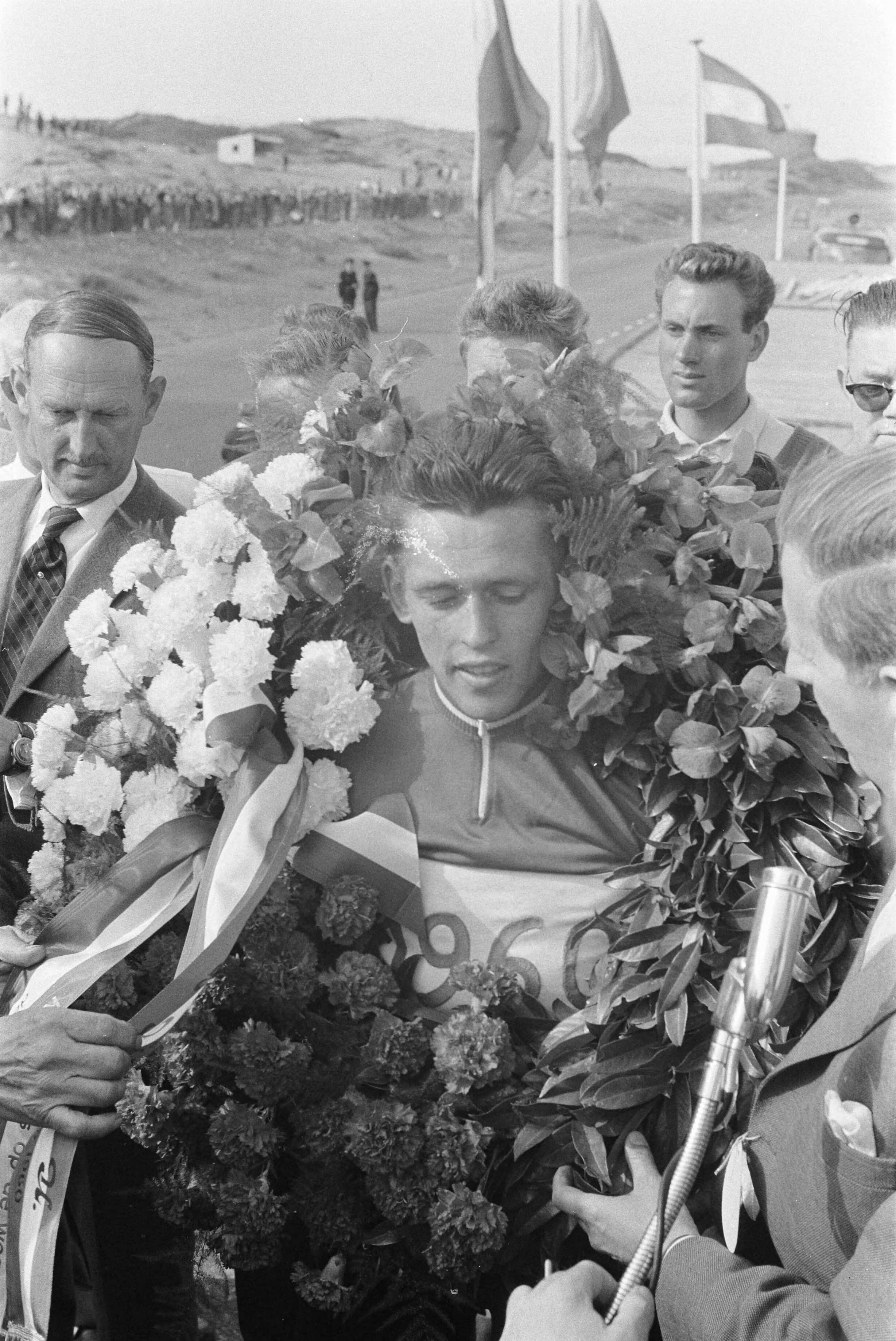 Fotocollectie Anefo — Nederlands kampioenschap wielrennen op de weg voor amateurs op het circuit van Zandvoort. Winnaar Dick Groeneweg uit Numansdorp met zegekrans — Foto: Pot, Harry / Anefo. Licentie: Set B: Rechtenvrij / Publiek Domein. Bron: Nationaal Archief. http://hdl.handle.net/10648/a9b200e6-d0b4-102d-bcf8-003048976d84