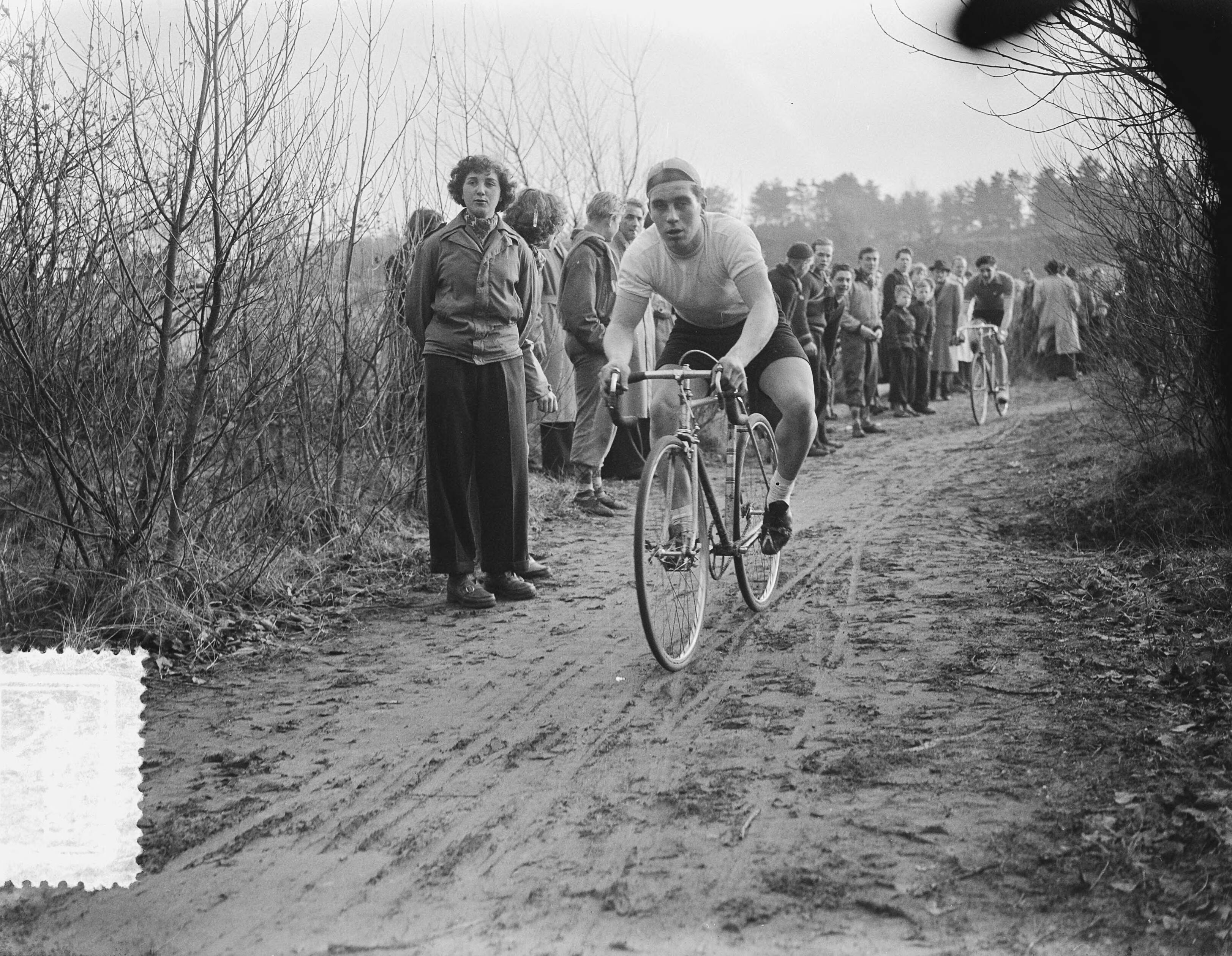 Fotocollectie Anefo — Nationale Cycle Cross in de duinen rond Kraantje Lek. Winnaar A. van 't Hof uit Haarlem — Foto: Bilsen, Joop van / Anefo. Licentie: Set B: Rechtenvrij / Publiek Domein. Bron: Nationaal Archief. http://hdl.handle.net/10648/a904f040-d0b4-102d-bcf8-003048976d84