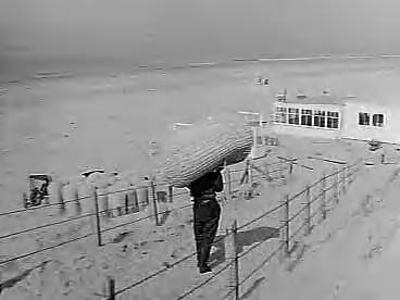 Fotocollectie Anefo — Zandvoort, het strandleven herleeft. Uitzetten huisjes en stoelen — Foto: Pot, Harry / Anefo. Licentie: Set B: Rechtenvrij / Publiek Domein. Bron: Nationaal Archief. http://hdl.handle.net/10648/ad7736e2-d0b4-102d-bcf8-003048976d84