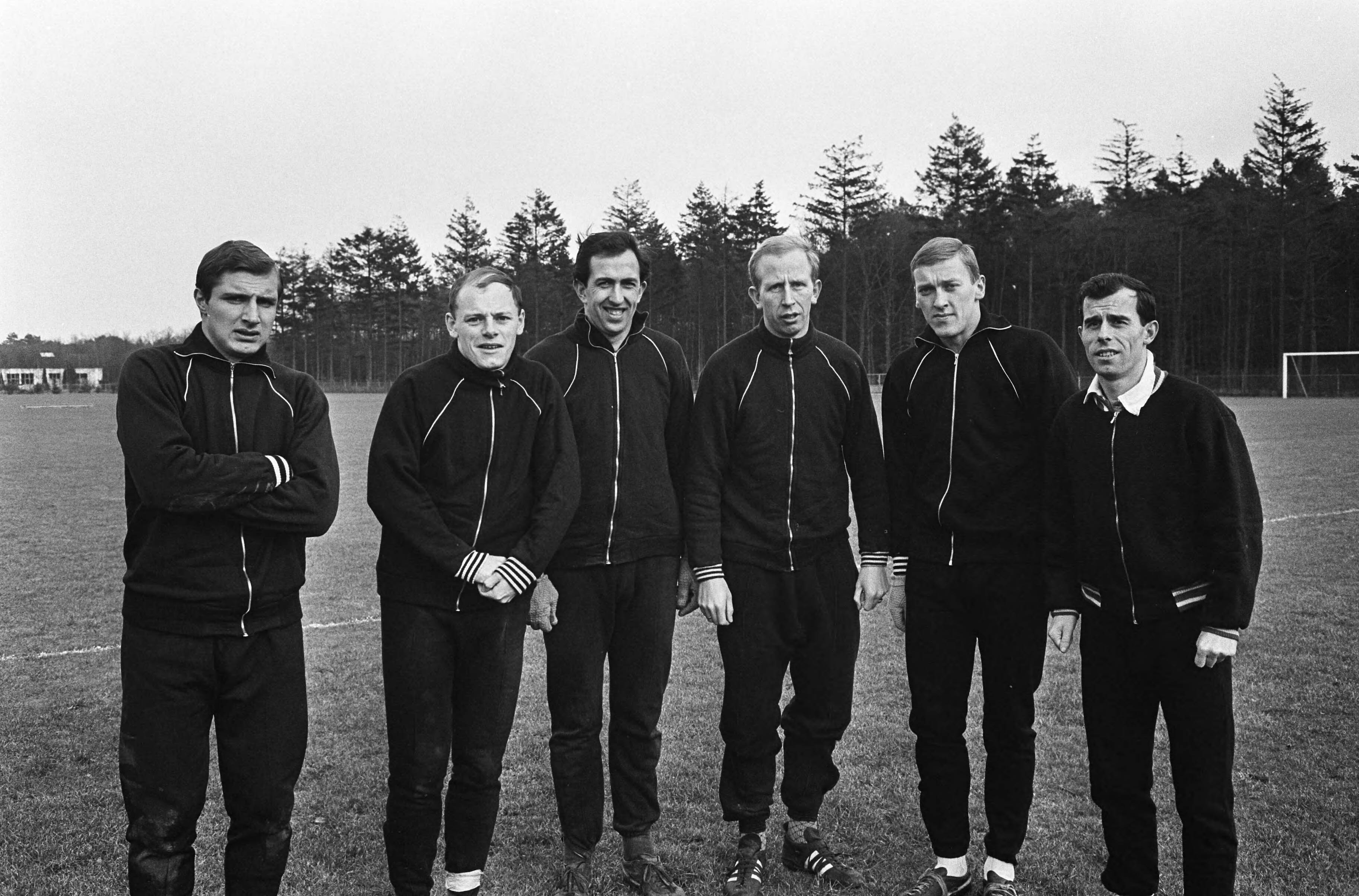 Fotocollectie Anefo — Training Nederlands elftal, Rotterdamse voetballers, v.l.n.r. Veldhoen, Bergholtz, Pieters Graafland, Groot, Doesburg en Moulijn — Foto: Koch, Eric / Anefo. Licentie: Set B: Rechtenvrij / Publiek Domein. Bron: Nationaal Archief. http://hdl.handle.net/10648/aa934f38-d0b4-102d-bcf8-003048976d84