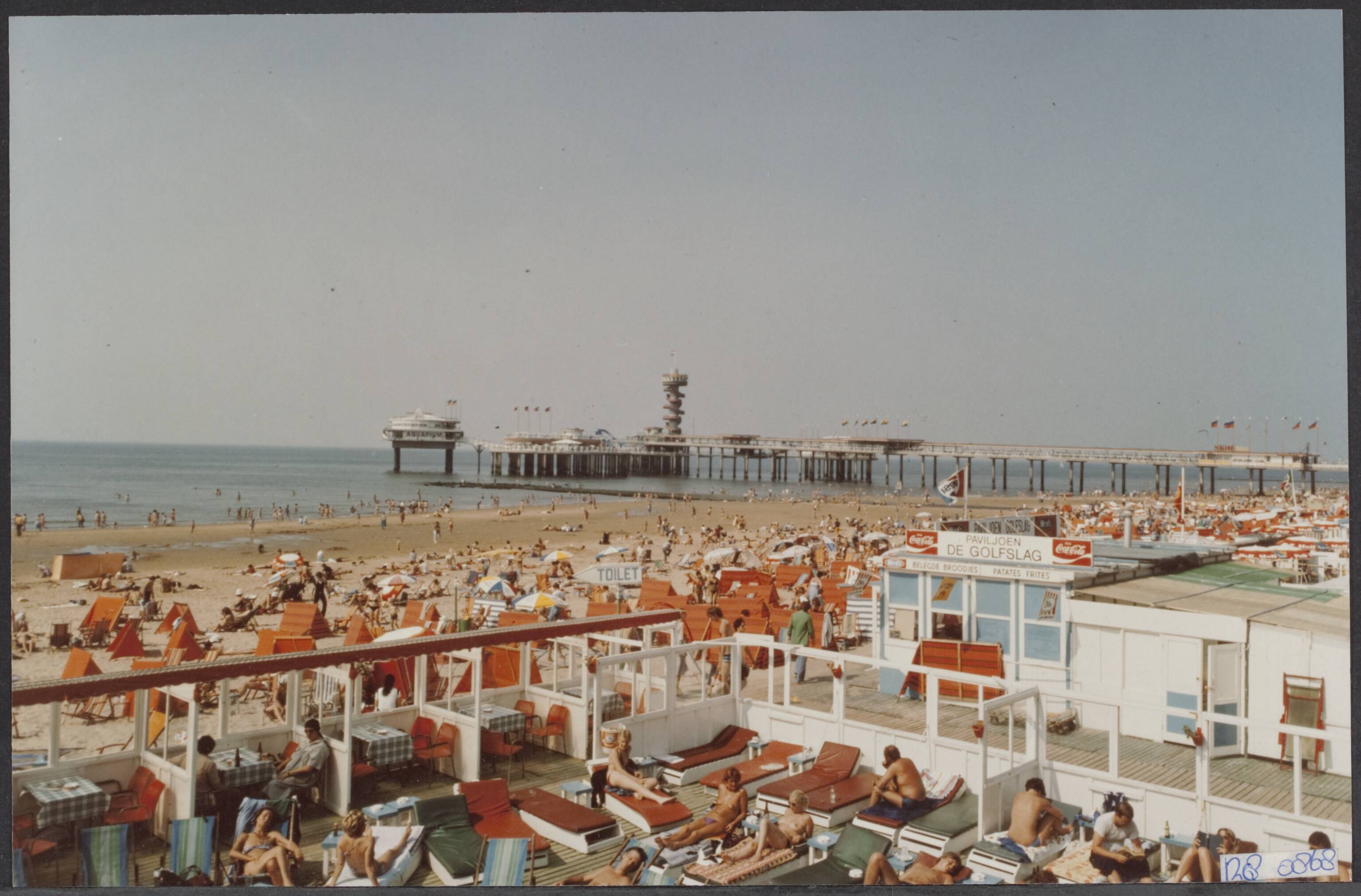 Zee, Scheveningen, Pier [RVD] — Scheveningen. Zonneterras met zicht op de Pier — Foto: Veltmeijer, H.A. / RVD. Licentie: Set B: Rechtenvrij / Publiek Domein. Bron: Nationaal Archief. http://hdl.handle.net/10648/af4409be-d0b4-102d-bcf8-003048976d84