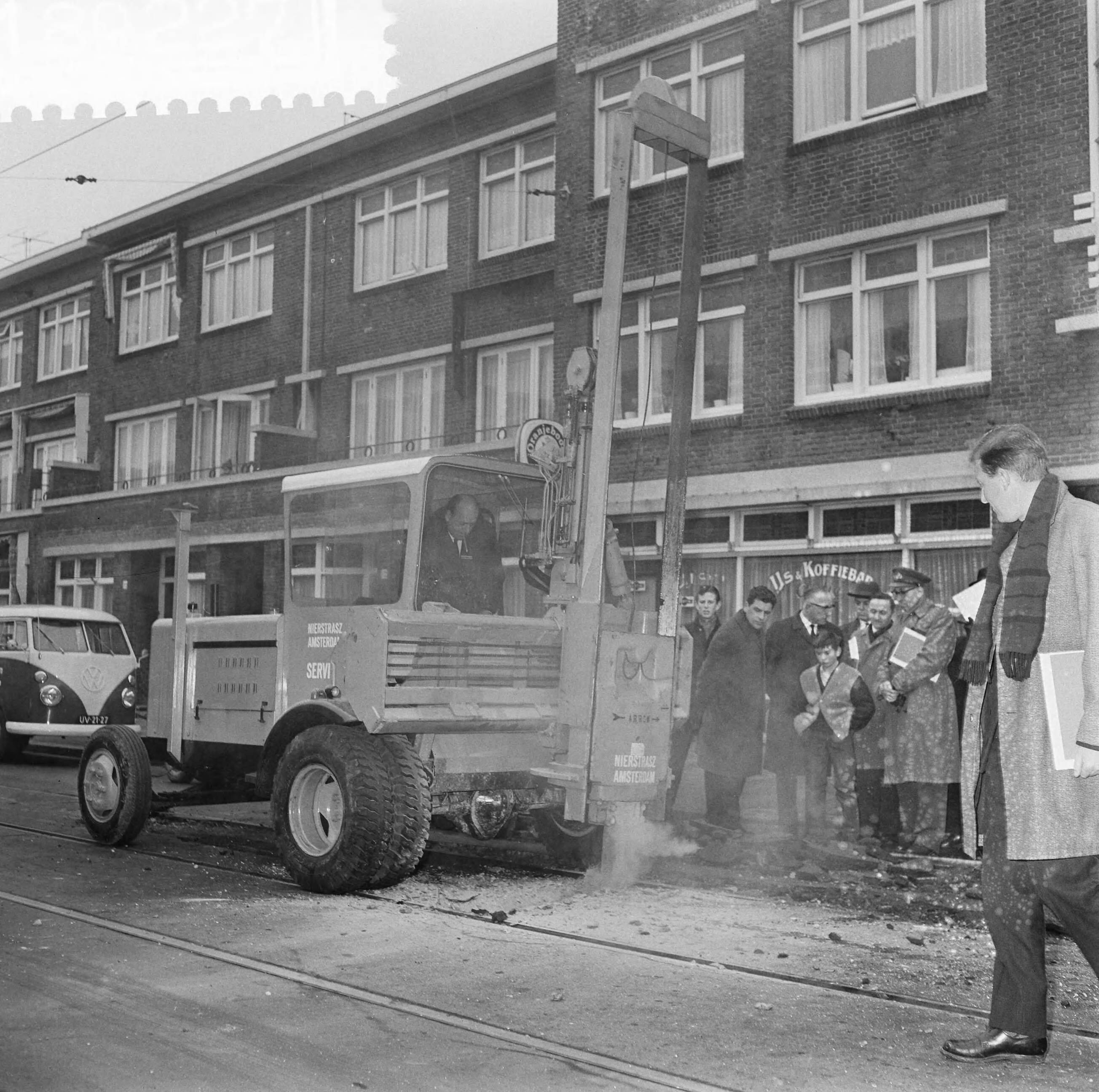Fotocollectie Anefo — Opdracht Nierstratz, betonsplijtmachine in Den Haag — Foto: Voets, Jan / Anefo. Licentie: Set B: Rechtenvrij / Publiek Domein. Bron: Nationaal Archief. http://hdl.handle.net/10648/aae07880-d0b4-102d-bcf8-003048976d84