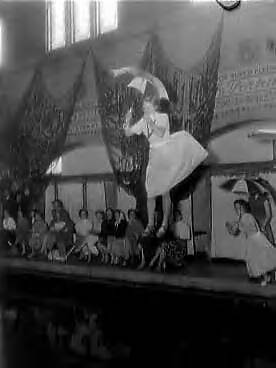 Fotocollectie Anefo — Zwemfeest in Ozebi te Utrecht t.g.v. het 12e lustrum van de UVSV, de president van de sportvereniging Huphup mejuffrouw M. Bakker springt na haar toespraak in het zwembad — Foto: Pot, Harry / Anefo. Licentie: Set B: Rechtenvrij / Publiek Domein. Bron: Nationaal Archief. http://hdl.handle.net/10648/a992418e-d0b4-102d-bcf8-003048976d84