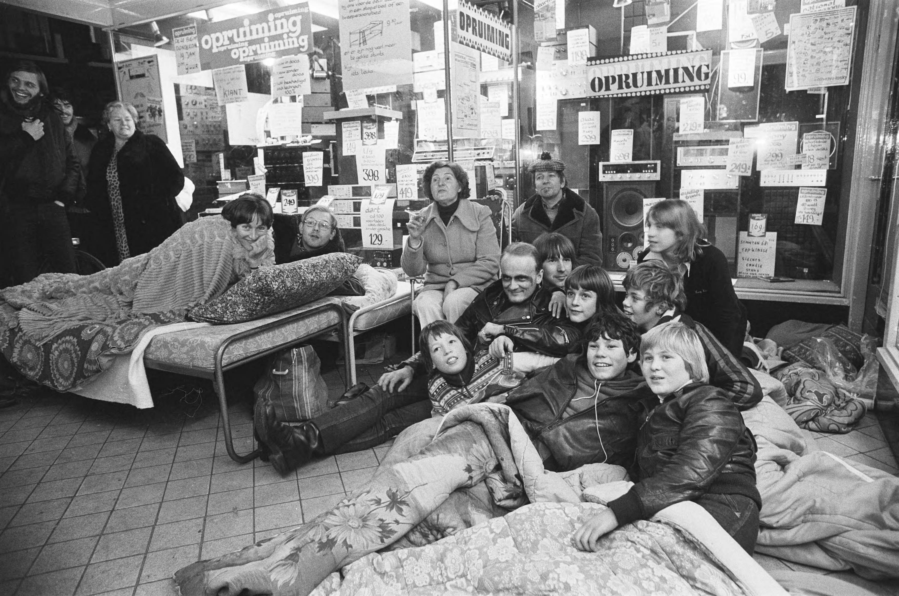 Fotocollectie Anefo — Uitverkoopenthousiasten overnachten voor winkel in Haarlem — Foto: Suyk, Koen / Anefo. Licentie: Set B: Rechtenvrij / Publiek Domein. Bron: Nationaal Archief. http://hdl.handle.net/10648/acaa99d4-d0b4-102d-bcf8-003048976d84