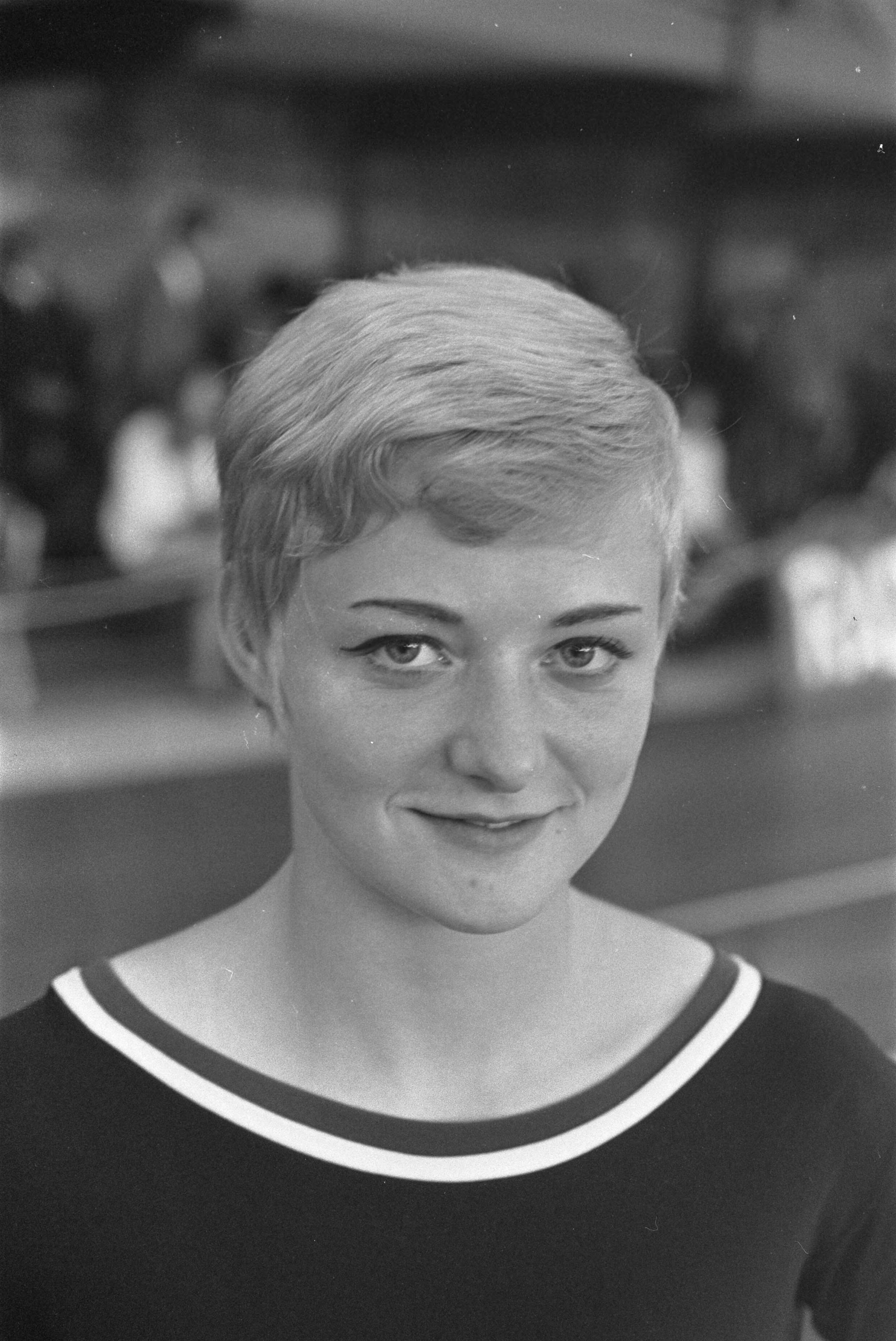 Fotocollectie Anefo — Turnen Nederland tegen Roemenie Dames Den Haag — Foto: Kroon, Ron / Anefo. Licentie: Set B: Rechtenvrij / Publiek Domein. Bron: Nationaal Archief. http://hdl.handle.net/10648/ab4648d6-d0b4-102d-bcf8-003048976d84