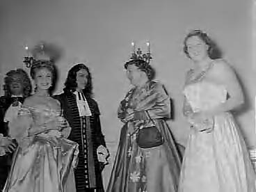 Fotocollectie Anefo — Koningin Juliana en prinses Beatrix in Koninklijke Schouwburg Den Haag bij "Le Misanthrope" gezelschap Madeleine Renaud . Vlnr. Pierre Bertin , Madeleine Renaud , Jean Louis — Foto: Bilsen, Joop van / Anefo. Licentie: Set B: Rechtenvrij / Publiek Domein. Bron: Nationaal Archief. http://hdl.handle.net/10648/a953f8a2-d0b4-102d-bcf8-003048976d84