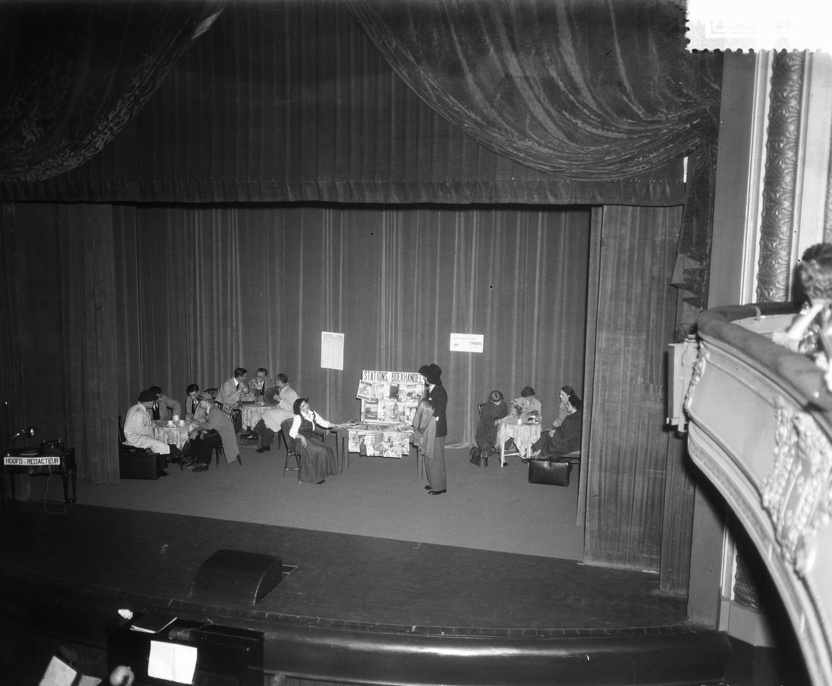 Jubileum HHV te Haarlem — Jubileum HHV te Haarlem. Cabaret-revue — Foto: Duinen, H. van / Anefo. Licentie: Set B: Rechtenvrij / Publiek Domein. Bron: Nationaal Archief. http://hdl.handle.net/10648/a8f1b570-d0b4-102d-bcf8-003048976d84